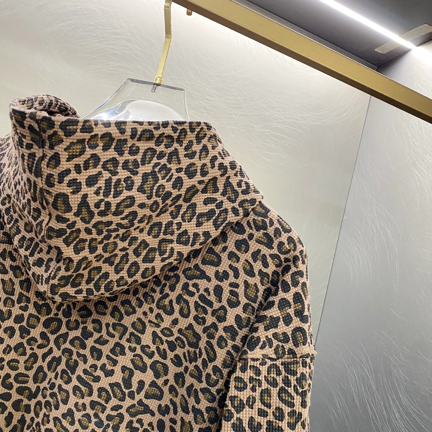 P400 Supreme SS25 WEEK16 Hooded Zip Up Thermal Leopard waffle hooded jacket Pocket logo pattern American trendy sweatshirt Same style for men and women Style number: KR06 Top quality product High-quality pure cotton with washed process Good texture Different from the cheap ones on the market Polyester-cotton material (loose upper body, no version) Color: leopard print black (176 145 wear M) Size: S M L XL S bust 133, length 68, shoulder width 53, sleeve length 56, M bust 137, length 70, shoulder width 54, sleeve length 57, L bust 141, length 72, shoulder width 55, sleeve length 58, XL bust 145, length 74, shoulder width 57, sleeve length 59