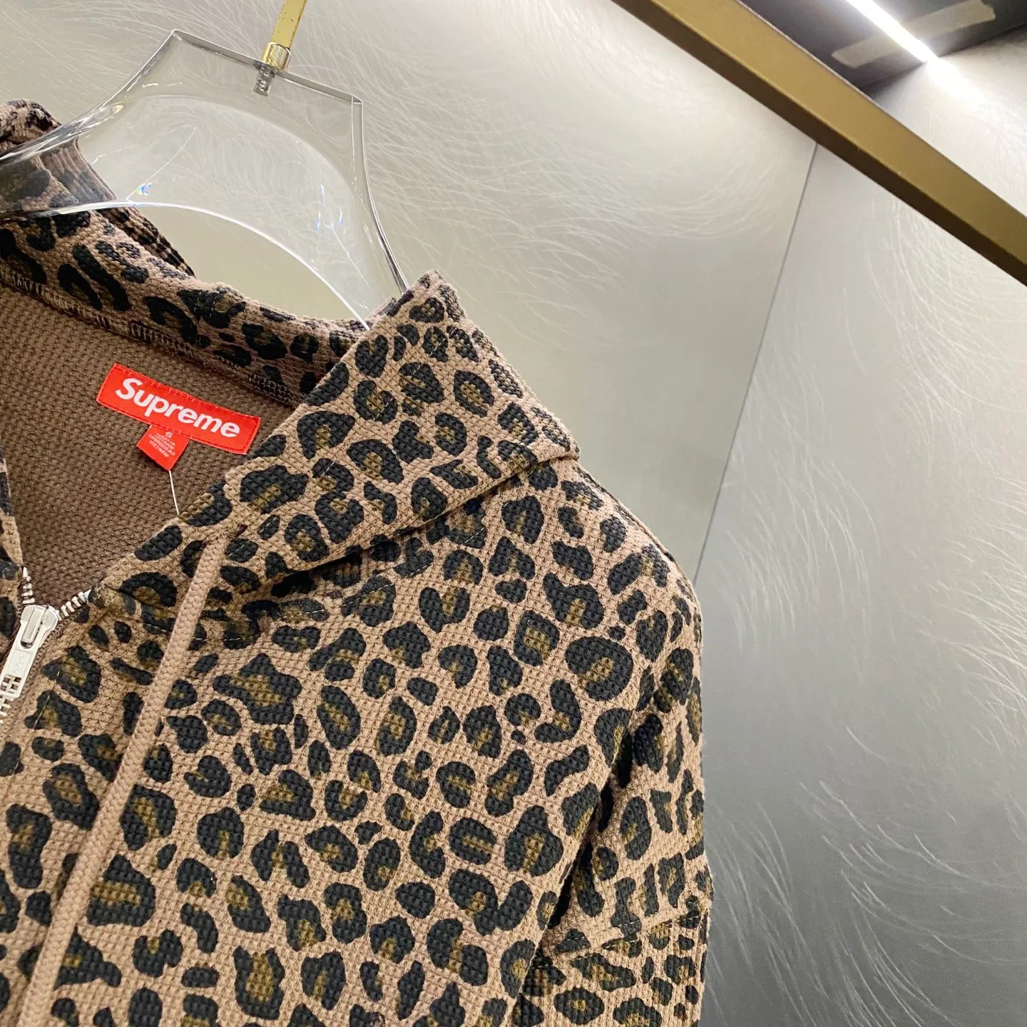 P400 Supreme SS25 WEEK16 Hooded Zip Up Thermal Leopard waffle hooded jacket Pocket logo pattern American trendy sweatshirt Same style for men and women Style number: KR06 Top quality product High-quality pure cotton with washed process Good texture Different from the cheap ones on the market Polyester-cotton material (loose upper body, no version) Color: leopard print black (176 145 wear M) Size: S M L XL S bust 133, length 68, shoulder width 53, sleeve length 56, M bust 137, length 70, shoulder width 54, sleeve length 57, L bust 141, length 72, shoulder width 55, sleeve length 58, XL bust 145, length 74, shoulder width 57, sleeve length 59