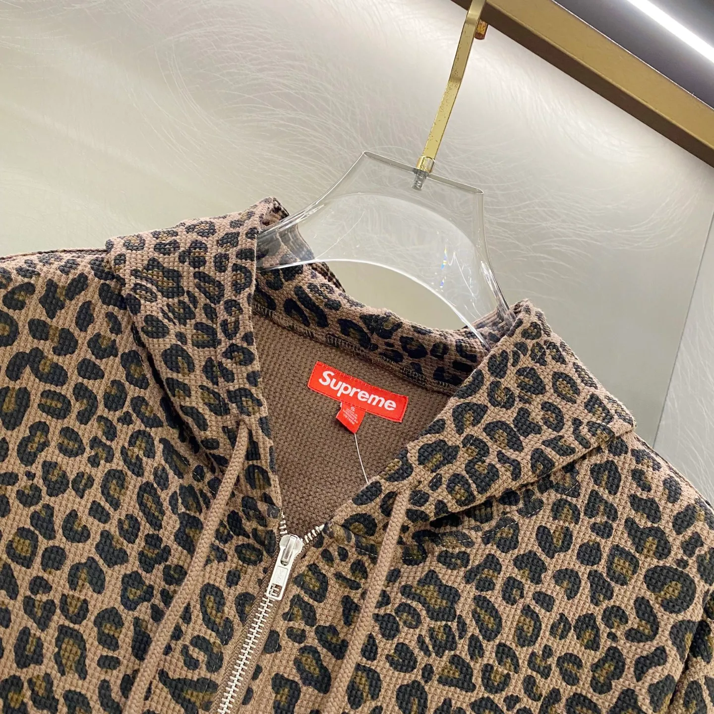 P400 Supreme SS25 WEEK16 Hooded Zip Up Thermal Leopard waffle hooded jacket Pocket logo pattern American trendy sweatshirt Same style for men and women Style number: KR06 Top quality product High-quality pure cotton with washed process Good texture Different from the cheap ones on the market Polyester-cotton material (loose upper body, no version) Color: leopard print black (176 145 wear M) Size: S M L XL S bust 133, length 68, shoulder width 53, sleeve length 56, M bust 137, length 70, shoulder width 54, sleeve length 57, L bust 141, length 72, shoulder width 55, sleeve length 58, XL bust 145, length 74, shoulder width 57, sleeve length 59