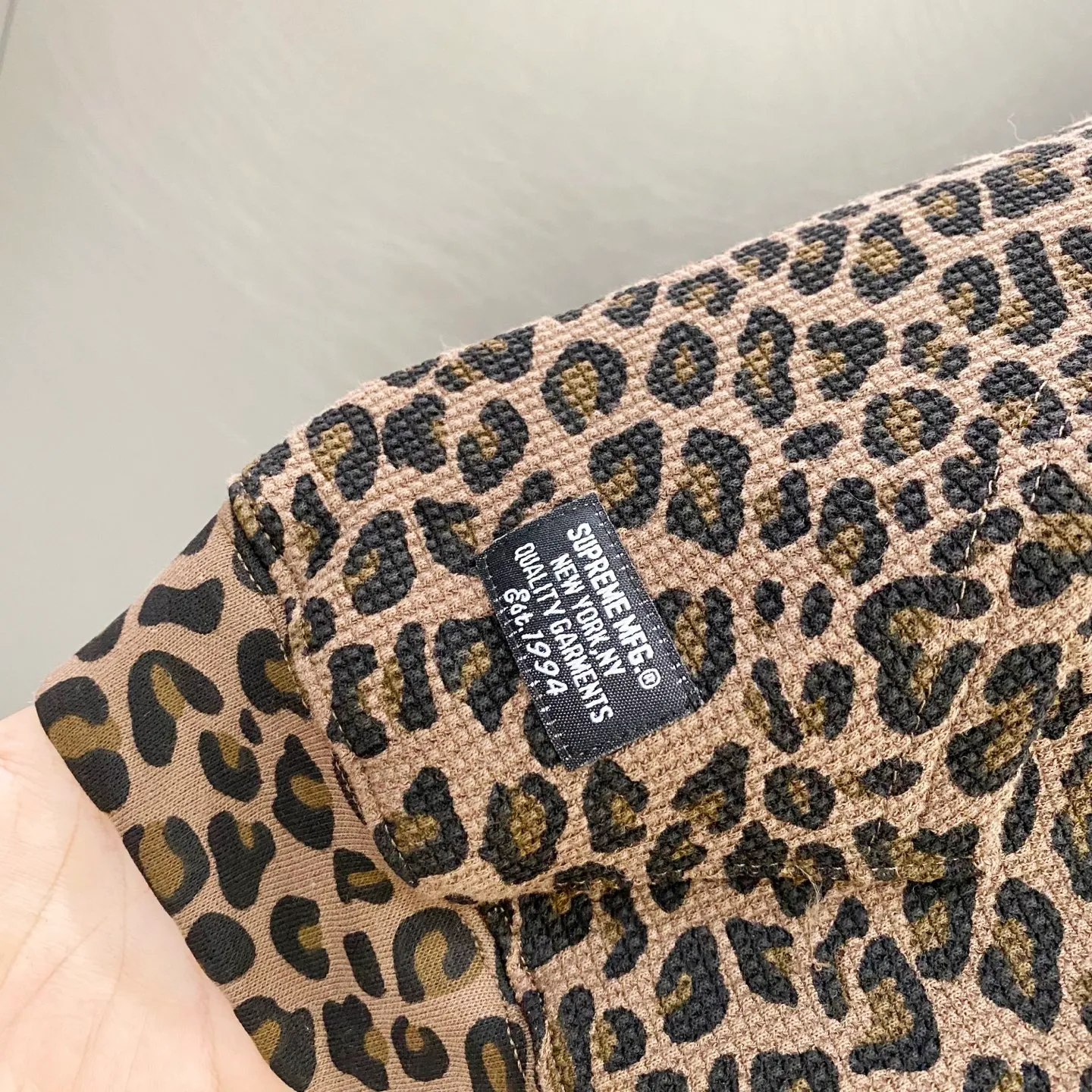P400 Supreme SS25 WEEK16 Hooded Zip Up Thermal Leopard waffle hooded jacket Pocket logo pattern American trendy sweatshirt Same style for men and women Style number: KR06 Top quality product High-quality pure cotton with washed process Good texture Different from the cheap ones on the market Polyester-cotton material (loose upper body, no version) Color: leopard print black (176 145 wear M) Size: S M L XL S bust 133, length 68, shoulder width 53, sleeve length 56, M bust 137, length 70, shoulder width 54, sleeve length 57, L bust 141, length 72, shoulder width 55, sleeve length 58, XL bust 145, length 74, shoulder width 57, sleeve length 59