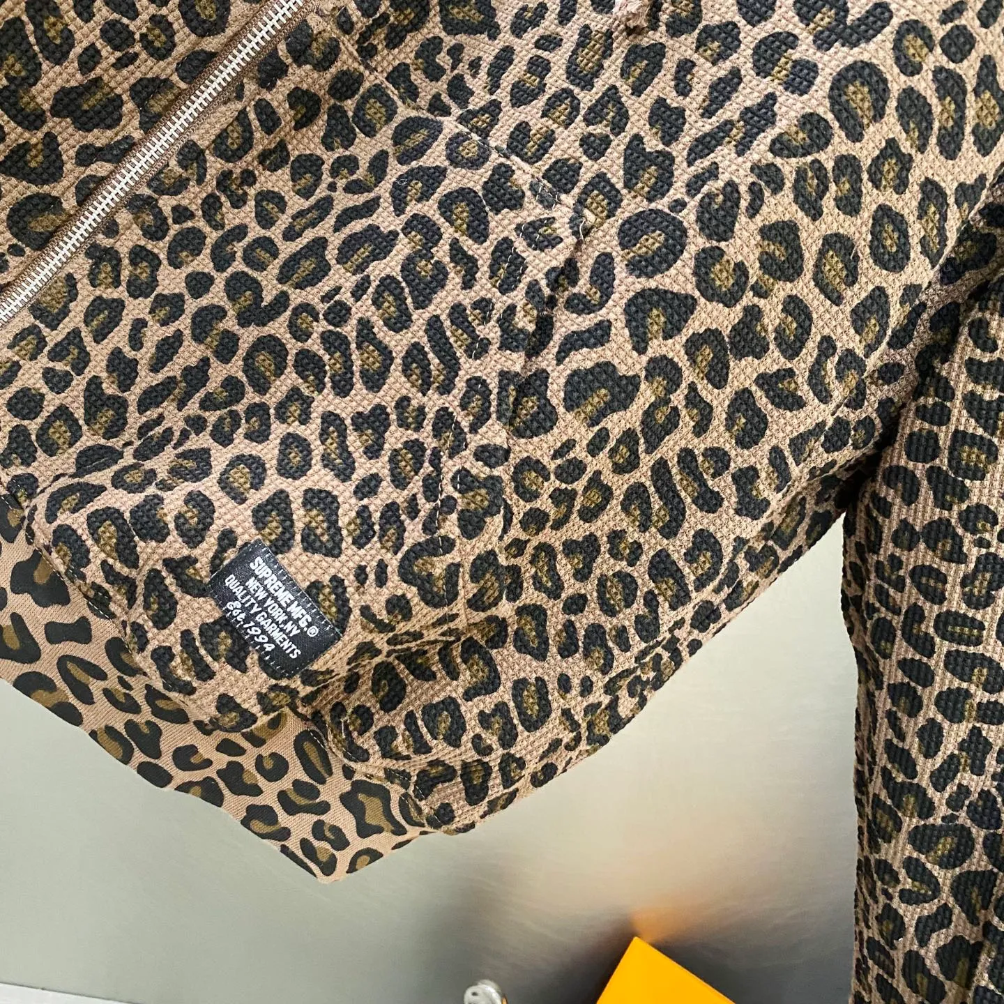 P400 Supreme SS25 WEEK16 Hooded Zip Up Thermal Leopard waffle hooded jacket Pocket logo pattern American trendy sweatshirt Same style for men and women Style number: KR06 Top quality product High-quality pure cotton with washed process Good texture Different from the cheap ones on the market Polyester-cotton material (loose upper body, no version) Color: leopard print black (176 145 wear M) Size: S M L XL S bust 133, length 68, shoulder width 53, sleeve length 56, M bust 137, length 70, shoulder width 54, sleeve length 57, L bust 141, length 72, shoulder width 55, sleeve length 58, XL bust 145, length 74, shoulder width 57, sleeve length 59