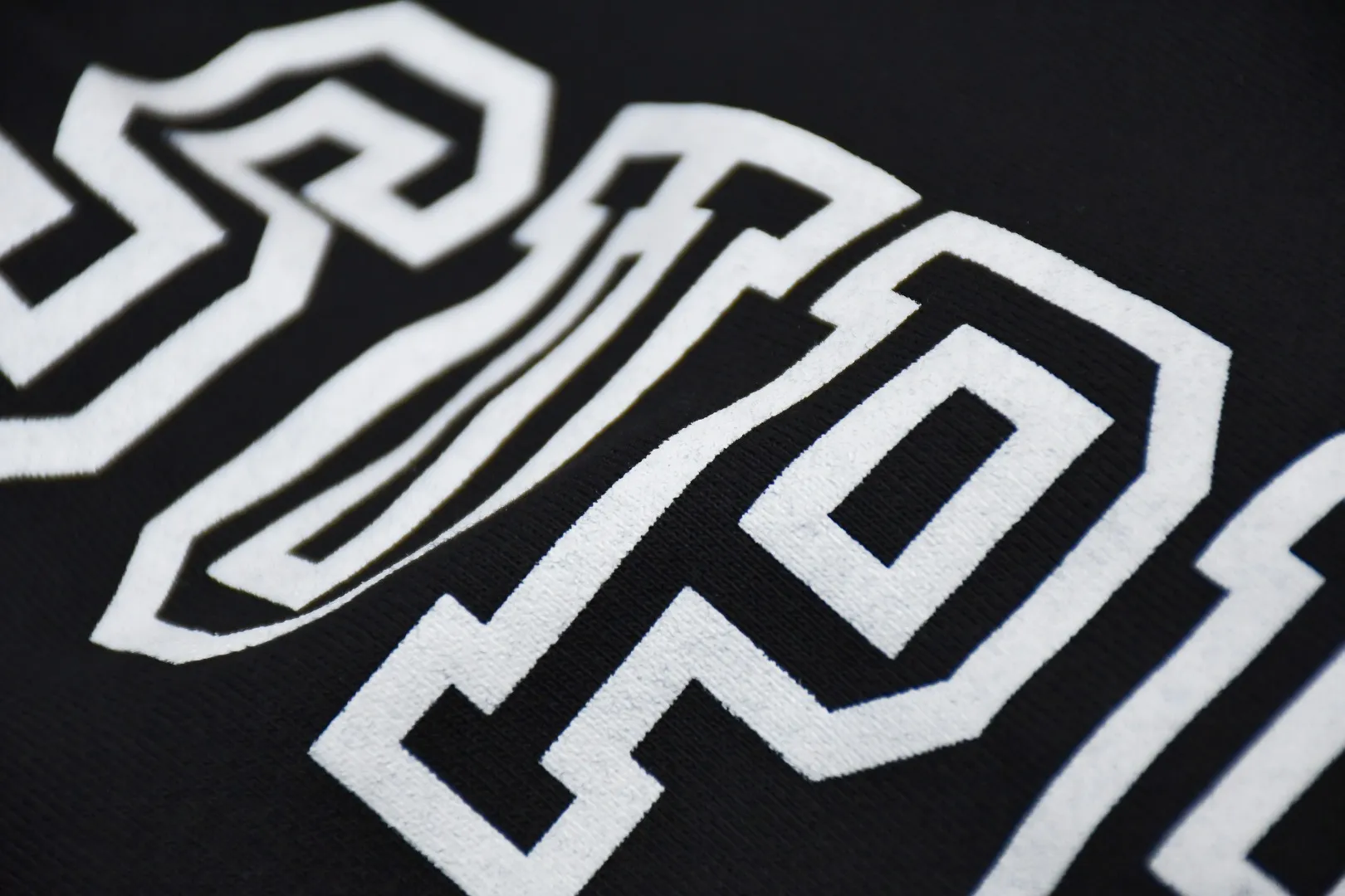 S576💰p330 Top version Supreme 24FW COLLEGIATE SLEEVE HOODED letter printed sweatshirt 1. Fabric: ZP testing, custom weaving and dyeing, pure cotton 460G plus velvet main fabric, horizontal cutting 520G 2X2 thread 2. Printing: Printing uses thermoset ink printing, also known as plastic ink, or self-adhesive ink. Its ingredients are: mainly composed of polyvinyl chloride (PVC) and phthalates. PVC and phthalates, color fixing agents, stabilizers, and thickeners are mixed to form thermoset ink. It is not the digital direct printing advertised on the market. The printing texture of thermoset ink cannot be achieved by digital direct printing. 3. Sewing process: Twelve places of the whole garment are made of boneless splicing technology, processed by experienced foreign trade factories (ordinary factories cannot do it) 4. Hem and cuffs: all use 520G inelastic threads (low-end products use elastic threads to cause the hem and cuffs to appear wavy) 5. Customized ZP main label/wash water label/hangtag/packaging bag (equipped with an extra-large thickened handbag) Size: S~XL