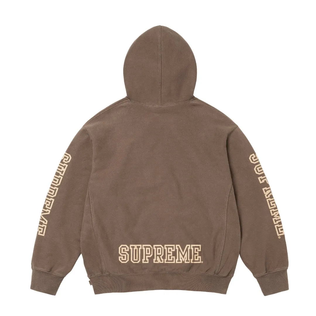 S576💰p330 Top version Supreme 24FW COLLEGIATE SLEEVE HOODED letter printed sweatshirt 1. Fabric: ZP testing, custom weaving and dyeing, pure cotton 460G plus velvet main fabric, horizontal cutting 520G 2X2 thread 2. Printing: Printing uses thermoset ink printing, also known as plastic ink, or self-adhesive ink. Its ingredients are: mainly composed of polyvinyl chloride (PVC) and phthalates. PVC and phthalates, color fixing agents, stabilizers, and thickeners are mixed to form thermoset ink. It is not the digital direct printing advertised on the market. The printing texture of thermoset ink cannot be achieved by digital direct printing. 3. Sewing process: Twelve places of the whole garment are made of boneless splicing technology, processed by experienced foreign trade factories (ordinary factories cannot do it) 4. Hem and cuffs: all use 520G inelastic threads (low-end products use elastic threads to cause the hem and cuffs to appear wavy) 5. Customized ZP main label/wash water label/hangtag/packaging bag (equipped with an extra-large thickened handbag) Size: S~XL