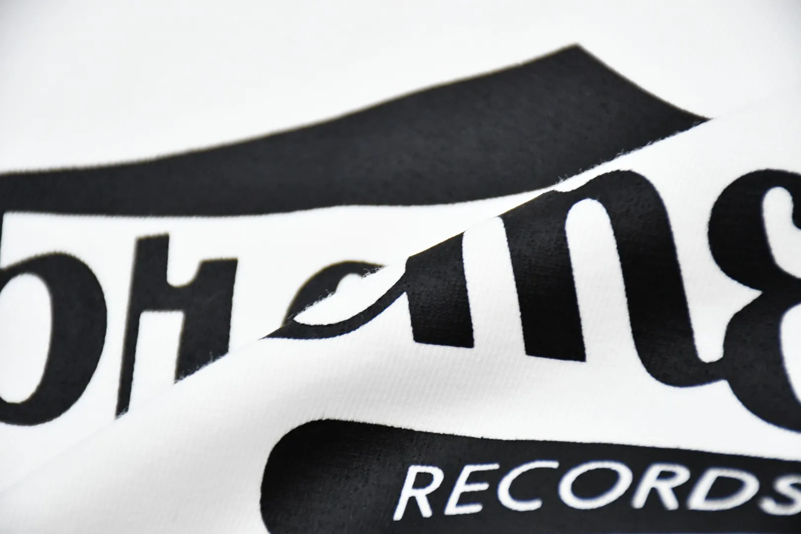 🅿️120 S15 top version Supreme 24ss RECORDS recorded printed short-sleeved T-shirt. Refuse to look at pictures to make goods. Refuse to compare with wrong versions. Use cylindrical seamless technology (original technology, there are no stitched bones on the side of the clothes, the key point of identification) The fabrics are all custom-woven and dyed, 280g weight, 100% cotton, cylindrical fabric. Cylindrical fabric is a knitted fabric woven with a cylinder loom. The needles are distributed in a cylindrical shape on the fuselage. The gray fabric is a large cylinder, which needs to be opened and shaped before it can be used further. There are no slits on the side of the clothes, so there is no washing label on the side of ordinary short-sleeves. There is only one collar label behind the neck. The printing uses thermosetting ink printing imported from Belgium (different from conventional thermal transfer printing), also known as plastic ink, or self-adhesive ink. Its ingredients are: mainly composed of polyvinyl chloride (PVC) and phthalates. PVC and phthalates, solid color The thermoset ink is composed of a mixture of agents, stabilizers, and thickeners. It is not the digital direct printing advertised on the market. The printing texture of thermoset ink cannot be achieved by digital direct printing. The collar label has a watermark anti-counterfeiting effect, a real anti-counterfeiting layer, a version with a high probability of passing the inspection, and a high probability of passing the original packaging picture. Size：S-XL