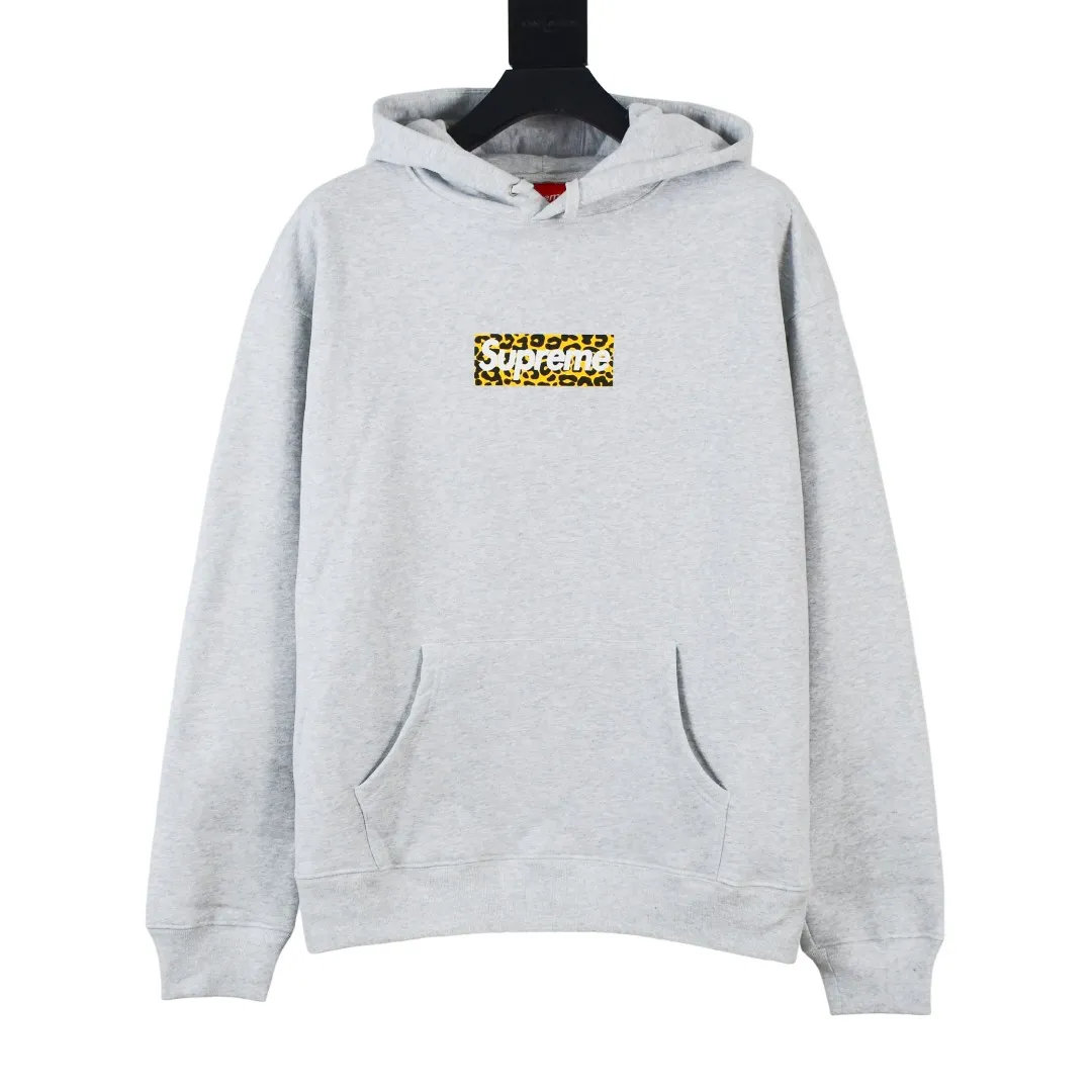 🅿️320 S236 top version Supreme 24ss SHANGHAI BOX LOGO Shanghai limited hooded sweatshirt. For those of us who focus on top Sup products, this sweatshirt is naturally available. ZP testing, custom weaving and dyeing, pure cotton 450G fleece main fabric Printing uses thermoset ink printing, also known as plastic ink, or self-adhesive ink. Its ingredients are: mainly composed of polyvinyl chloride (PVC) and phthalates. PVC and phthalates, color fixing agents, stabilizers, and thickeners are mixed to form thermoset ink. It is not the digital direct printing advertised on the market. The printing texture of thermoset ink is unachievable by digital direct printing. Customized ZP co-branding Main label/wash water label/tag/packaging bag (equipped with extra large thickened handbag) There is a probability of passing the inspection version, and the original packaging picture has a high probability of passing. Size: S-XL
