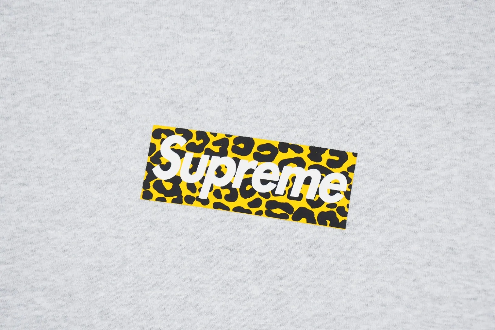 🅿️320 S236 top version Supreme 24ss SHANGHAI BOX LOGO Shanghai limited hooded sweatshirt. For those of us who focus on top Sup products, this sweatshirt is naturally available. ZP testing, custom weaving and dyeing, pure cotton 450G fleece main fabric Printing uses thermoset ink printing, also known as plastic ink, or self-adhesive ink. Its ingredients are: mainly composed of polyvinyl chloride (PVC) and phthalates. PVC and phthalates, color fixing agents, stabilizers, and thickeners are mixed to form thermoset ink. It is not the digital direct printing advertised on the market. The printing texture of thermoset ink is unachievable by digital direct printing. Customized ZP co-branding Main label/wash water label/tag/packaging bag (equipped with extra large thickened handbag) There is a probability of passing the inspection version, and the original packaging picture has a high probability of passing. Size: S-XL