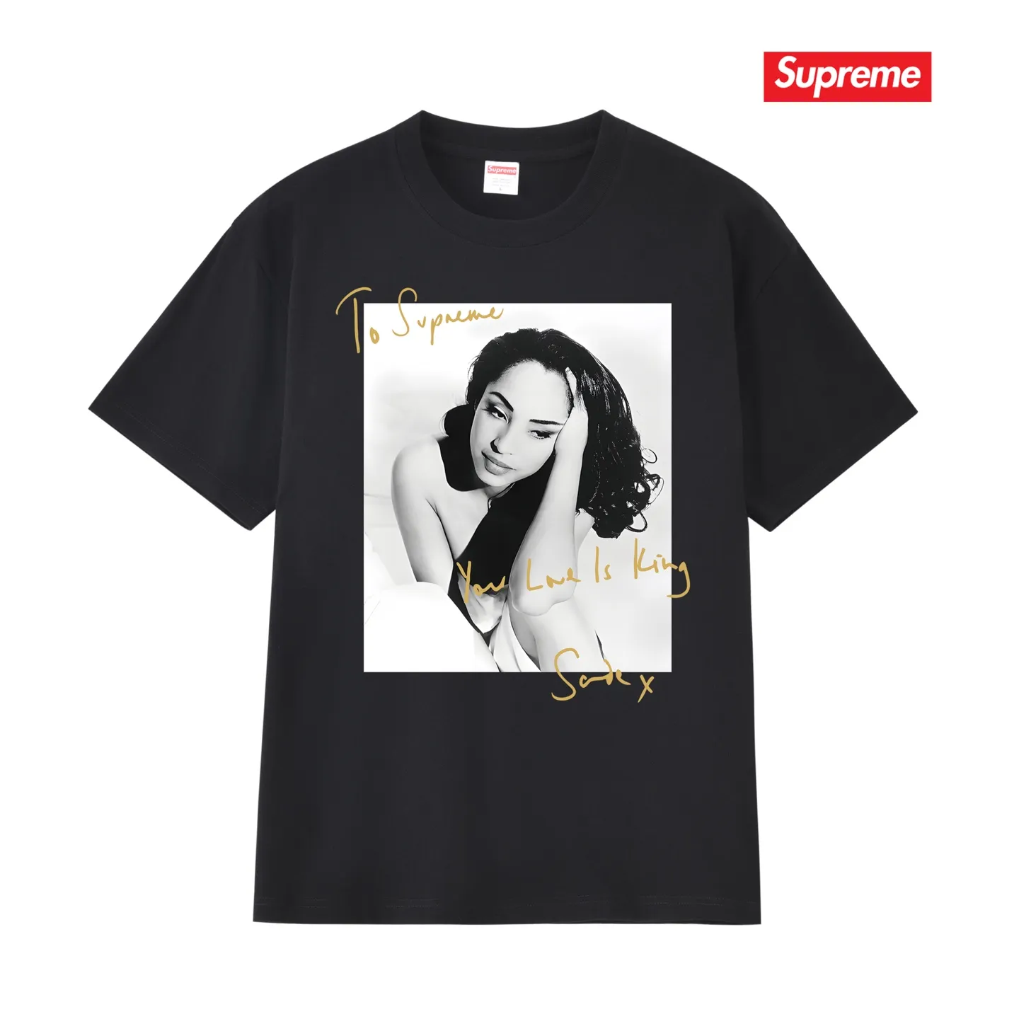 S189 P110💰 Supreme 17SS Sade Tee Singer Photo Signed Round Neck Trendy Short Sleeve T-shirt Loose Fit Made of 260g combed cotton double yarn All three standards from fabrics to accessories are complete with ZP Imported Matsui Company’s slurry printing will never crack The whole piece adopts three-needle five-thread technology (neckline-shoulder seam-sleeve seam double line, looks more three-dimensional and textured) consistent with the original version, classic version Feel free to compare zp. The whole piece adopts three-needle five-thread craftsmanship (neckline-shoulder seam-sleeve seam double thread, which looks more three-dimensional and textured). It has the same craftsmanship as the original original, classic version. Color: black, white, light gray, pink, navy. Size: S M L XL XXL