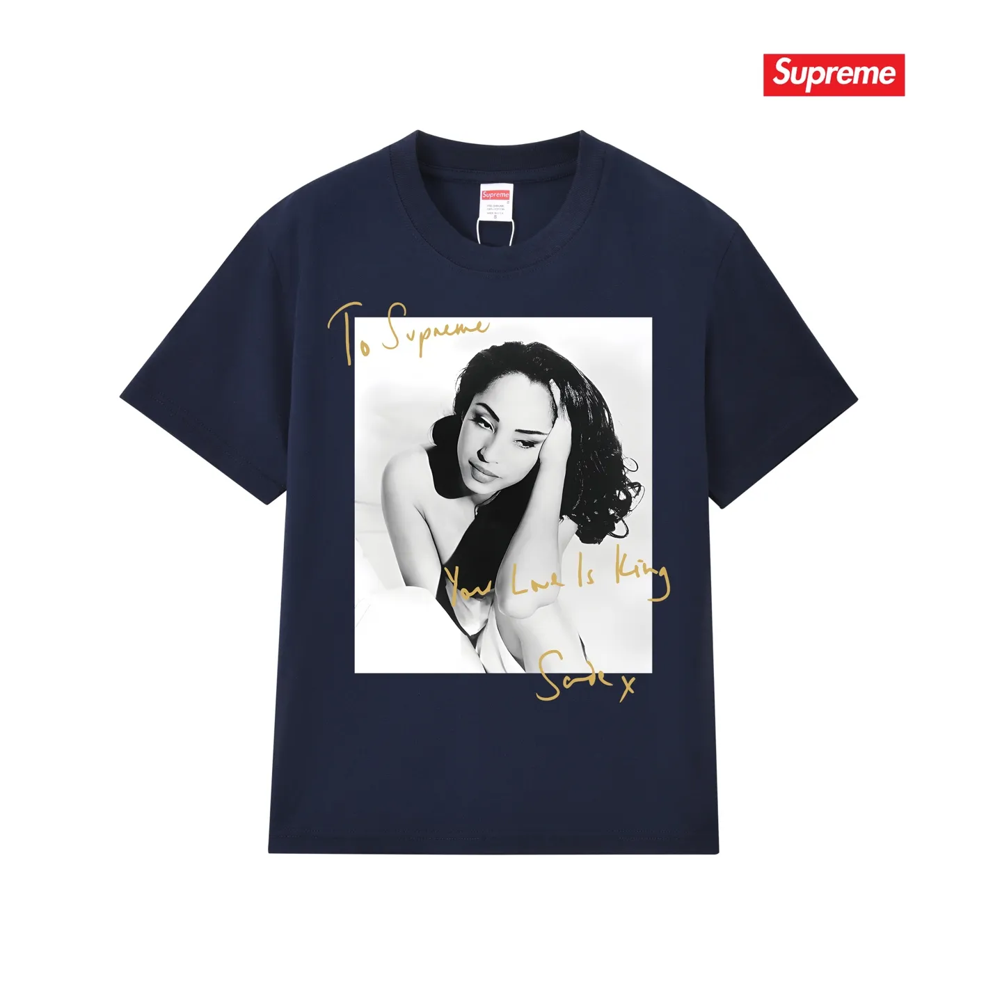 S189 P110💰 Supreme 17SS Sade Tee Singer Photo Signed Round Neck Trendy Short Sleeve T-shirt Loose Fit Made of 260g combed cotton double yarn All three standards from fabrics to accessories are complete with ZP Imported Matsui Company’s slurry printing will never crack The whole piece adopts three-needle five-thread technology (neckline-shoulder seam-sleeve seam double line, looks more three-dimensional and textured) consistent with the original version, classic version Feel free to compare zp. The whole piece adopts three-needle five-thread craftsmanship (neckline-shoulder seam-sleeve seam double thread, which looks more three-dimensional and textured). It has the same craftsmanship as the original original, classic version. Color: black, white, light gray, pink, navy. Size: S M L XL XXL