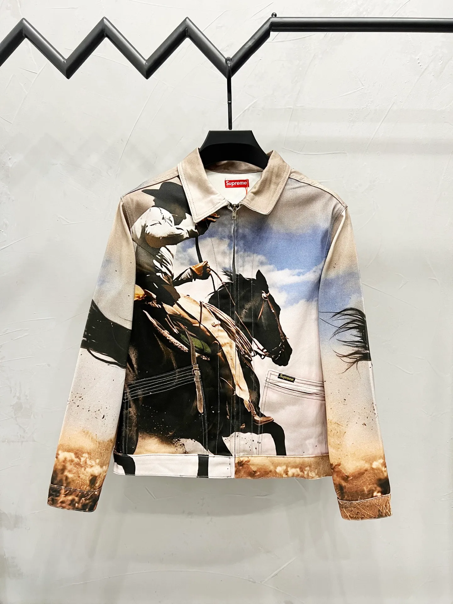 P350 Model No.: [M827] Supreme Cowboy Denim Work Jacket Classic Horse Pole Denim Work Jacket This jacket has many details and pre-sales began as soon as it was released. The entire garment is very similar to last year's floral jacket. This jacket is based on Jim Krantz's famous painting of the American western photography artist. The difficulty lies in making the entire picture symmetrical on the clothes. However, it is much simpler than last year's oil painting jacket. It was finally shipped in two months. Full-body digital direct printing, full-body printing alignment. The most important thing about this baby is the color matching. This color matching is extremely lucky. I scanned the original version and got it directly. Even all the mud stains were consistent through precision direct printing. Not much to say, let’s take a look at the detailed pictures below. The cost of printing is 100+. Printing alignment inside and outside pockets. Zippers and buttons are molded and customized. Perfect shipment. Detailed pictures can be compared with the official website pictures. Perfect symmetrical printing. No middlemen to compete for the price difference. -Size: M-L-XL-XXL -Color: Original color -Weight: 561g