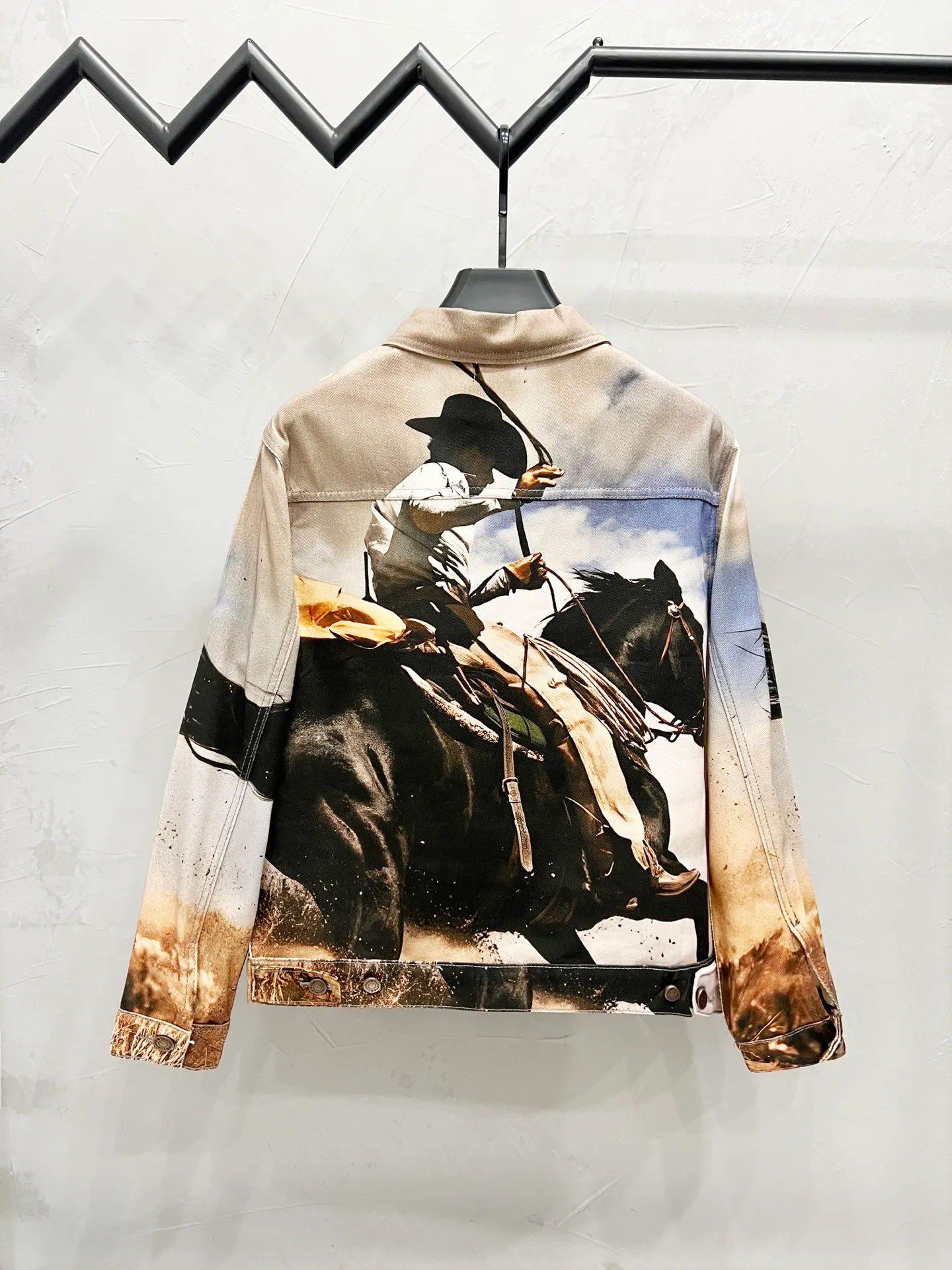 P350 Model No.: [M827] Supreme Cowboy Denim Work Jacket Classic Horse Pole Denim Work Jacket This jacket has many details and pre-sales began as soon as it was released. The entire garment is very similar to last year's floral jacket. This jacket is based on Jim Krantz's famous painting of the American western photography artist. The difficulty lies in making the entire picture symmetrical on the clothes. However, it is much simpler than last year's oil painting jacket. It was finally shipped in two months. Full-body digital direct printing, full-body printing alignment. The most important thing about this baby is the color matching. This color matching is extremely lucky. I scanned the original version and got it directly. Even all the mud stains were consistent through precision direct printing. Not much to say, let’s take a look at the detailed pictures below. The cost of printing is 100+. Printing alignment inside and outside pockets. Zippers and buttons are molded and customized. Perfect shipment. Detailed pictures can be compared with the official website pictures. Perfect symmetrical printing. No middlemen to compete for the price difference. -Size: M-L-XL-XXL -Color: Original color -Weight: 561g