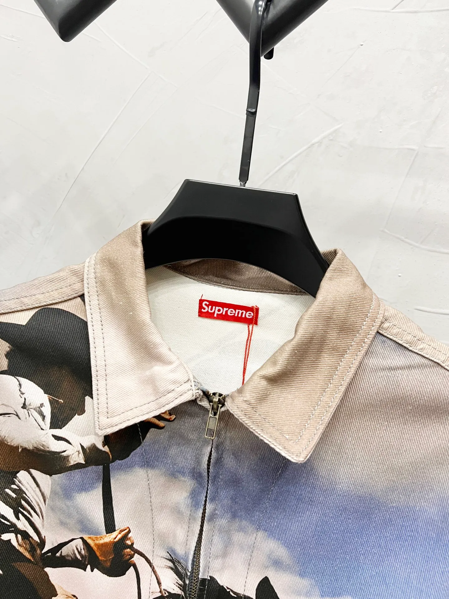 P350 Model No.: [M827] Supreme Cowboy Denim Work Jacket Classic Horse Pole Denim Work Jacket This jacket has many details and pre-sales began as soon as it was released. The entire garment is very similar to last year's floral jacket. This jacket is based on Jim Krantz's famous painting of the American western photography artist. The difficulty lies in making the entire picture symmetrical on the clothes. However, it is much simpler than last year's oil painting jacket. It was finally shipped in two months. Full-body digital direct printing, full-body printing alignment. The most important thing about this baby is the color matching. This color matching is extremely lucky. I scanned the original version and got it directly. Even all the mud stains were consistent through precision direct printing. Not much to say, let’s take a look at the detailed pictures below. The cost of printing is 100+. Printing alignment inside and outside pockets. Zippers and buttons are molded and customized. Perfect shipment. Detailed pictures can be compared with the official website pictures. Perfect symmetrical printing. No middlemen to compete for the price difference. -Size: M-L-XL-XXL -Color: Original color -Weight: 561g