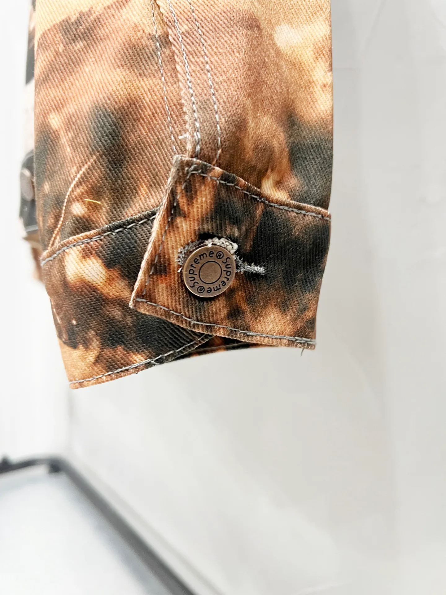 P350 Model No.: [M827] Supreme Cowboy Denim Work Jacket Classic Horse Pole Denim Work Jacket This jacket has many details and pre-sales began as soon as it was released. The entire garment is very similar to last year's floral jacket. This jacket is based on Jim Krantz's famous painting of the American western photography artist. The difficulty lies in making the entire picture symmetrical on the clothes. However, it is much simpler than last year's oil painting jacket. It was finally shipped in two months. Full-body digital direct printing, full-body printing alignment. The most important thing about this baby is the color matching. This color matching is extremely lucky. I scanned the original version and got it directly. Even all the mud stains were consistent through precision direct printing. Not much to say, let’s take a look at the detailed pictures below. The cost of printing is 100+. Printing alignment inside and outside pockets. Zippers and buttons are molded and customized. Perfect shipment. Detailed pictures can be compared with the official website pictures. Perfect symmetrical printing. No middlemen to compete for the price difference. -Size: M-L-XL-XXL -Color: Original color -Weight: 561g