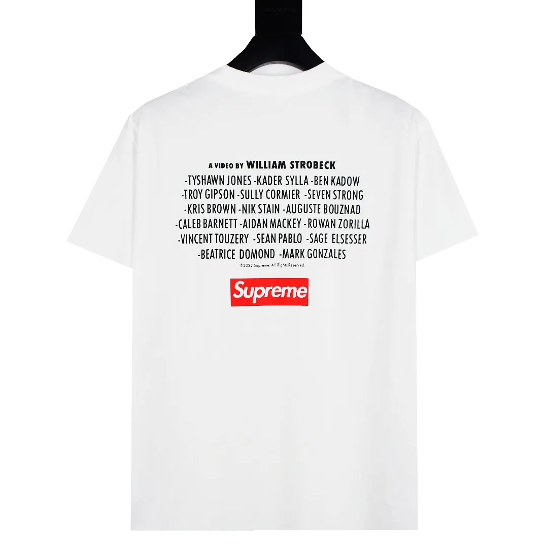 S196💰p130 Top version Supreme “Play Dead” Tee movie commemorative box logo short-sleeved T-shirt. For those of us who focus on top-level Sup products, this short-sleeved one is naturally available. It adopts cylindrical seamless technology (original technology, there are no gaps on the sides of the clothes, the key point of identification) The fabrics are all custom-woven and dyed, 280g weight, 100% cotton, cylindrical fabric. Cylindrical fabric is knitted fabric woven with a cylinder loom. The needles are distributed in a cylindrical shape on the fuselage. The gray fabric is a large cylinder that needs to be opened and shaped before it can be used further. There are no slits on the side of the clothes, so there is no washing label on the side of ordinary short-sleeves. There is only one collar label behind the neck. The printing is printed with thermosetting ink, also known as plastic. Ink, or self-adhesive ink, contains ingredients: mainly composed of polyvinyl chloride (PVC) and phthalates. PVC and phthalates, fixatives, stabilizers, and thickeners are mixed to form a thermal ink. Solid ink is not the digital direct printing advertised on the market. The printing texture of thermoset ink is something that digital direct printing cannot achieve. The collar label has a watermark anti-counterfeiting effect, a real anti-counterfeiting layer, a probability of passing the version, and a high probability of passing the original packaging picture. Size：S-XL