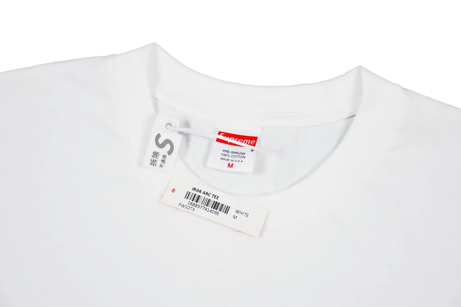 S196💰p130 Top version Supreme “Play Dead” Tee movie commemorative box logo short-sleeved T-shirt. For those of us who focus on top-level Sup products, this short-sleeved one is naturally available. It adopts cylindrical seamless technology (original technology, there are no gaps on the sides of the clothes, the key point of identification) The fabrics are all custom-woven and dyed, 280g weight, 100% cotton, cylindrical fabric. Cylindrical fabric is knitted fabric woven with a cylinder loom. The needles are distributed in a cylindrical shape on the fuselage. The gray fabric is a large cylinder that needs to be opened and shaped before it can be used further. There are no slits on the side of the clothes, so there is no washing label on the side of ordinary short-sleeves. There is only one collar label behind the neck. The printing is printed with thermosetting ink, also known as plastic. Ink, or self-adhesive ink, contains ingredients: mainly composed of polyvinyl chloride (PVC) and phthalates. PVC and phthalates, fixatives, stabilizers, and thickeners are mixed to form a thermal ink. Solid ink is not the digital direct printing advertised on the market. The printing texture of thermoset ink is something that digital direct printing cannot achieve. The collar label has a watermark anti-counterfeiting effect, a real anti-counterfeiting layer, a probability of passing the version, and a high probability of passing the original packaging picture. Size：S-XL