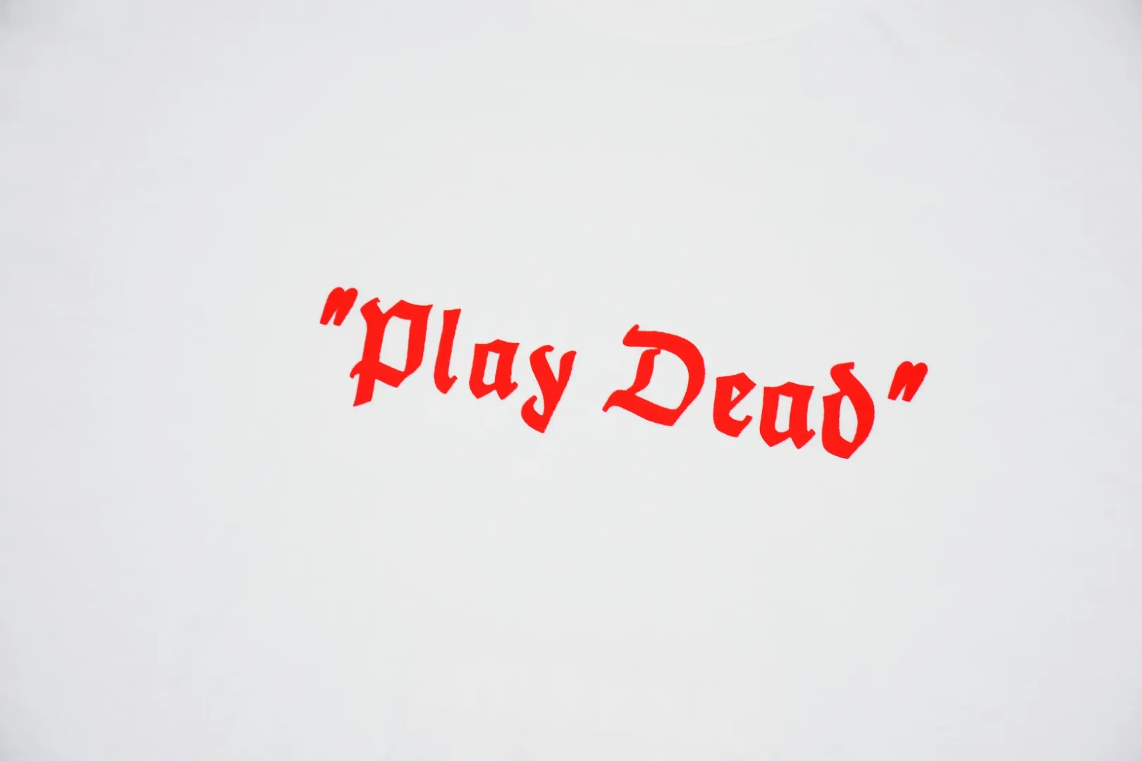 S196💰p130 Top version Supreme “Play Dead” Tee movie commemorative box logo short-sleeved T-shirt. For those of us who focus on top-level Sup products, this short-sleeved one is naturally available. It adopts cylindrical seamless technology (original technology, there are no gaps on the sides of the clothes, the key point of identification) The fabrics are all custom-woven and dyed, 280g weight, 100% cotton, cylindrical fabric. Cylindrical fabric is knitted fabric woven with a cylinder loom. The needles are distributed in a cylindrical shape on the fuselage. The gray fabric is a large cylinder that needs to be opened and shaped before it can be used further. There are no slits on the side of the clothes, so there is no washing label on the side of ordinary short-sleeves. There is only one collar label behind the neck. The printing is printed with thermosetting ink, also known as plastic. Ink, or self-adhesive ink, contains ingredients: mainly composed of polyvinyl chloride (PVC) and phthalates. PVC and phthalates, fixatives, stabilizers, and thickeners are mixed to form a thermal ink. Solid ink is not the digital direct printing advertised on the market. The printing texture of thermoset ink is something that digital direct printing cannot achieve. The collar label has a watermark anti-counterfeiting effect, a real anti-counterfeiting layer, a probability of passing the version, and a high probability of passing the original packaging picture. Size：S-XL
