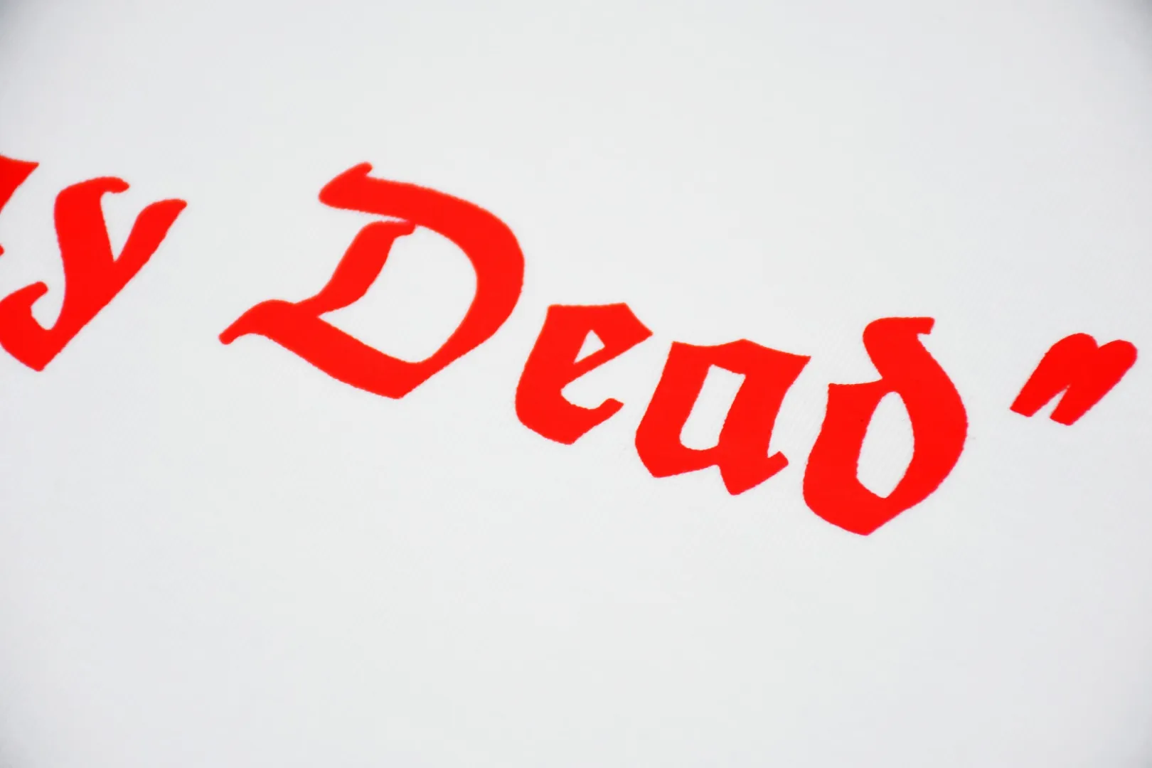 S196💰p130 Top version Supreme “Play Dead” Tee movie commemorative box logo short-sleeved T-shirt. For those of us who focus on top-level Sup products, this short-sleeved one is naturally available. It adopts cylindrical seamless technology (original technology, there are no gaps on the sides of the clothes, the key point of identification) The fabrics are all custom-woven and dyed, 280g weight, 100% cotton, cylindrical fabric. Cylindrical fabric is knitted fabric woven with a cylinder loom. The needles are distributed in a cylindrical shape on the fuselage. The gray fabric is a large cylinder that needs to be opened and shaped before it can be used further. There are no slits on the side of the clothes, so there is no washing label on the side of ordinary short-sleeves. There is only one collar label behind the neck. The printing is printed with thermosetting ink, also known as plastic. Ink, or self-adhesive ink, contains ingredients: mainly composed of polyvinyl chloride (PVC) and phthalates. PVC and phthalates, fixatives, stabilizers, and thickeners are mixed to form a thermal ink. Solid ink is not the digital direct printing advertised on the market. The printing texture of thermoset ink is something that digital direct printing cannot achieve. The collar label has a watermark anti-counterfeiting effect, a real anti-counterfeiting layer, a probability of passing the version, and a high probability of passing the original packaging picture. Size：S-XL