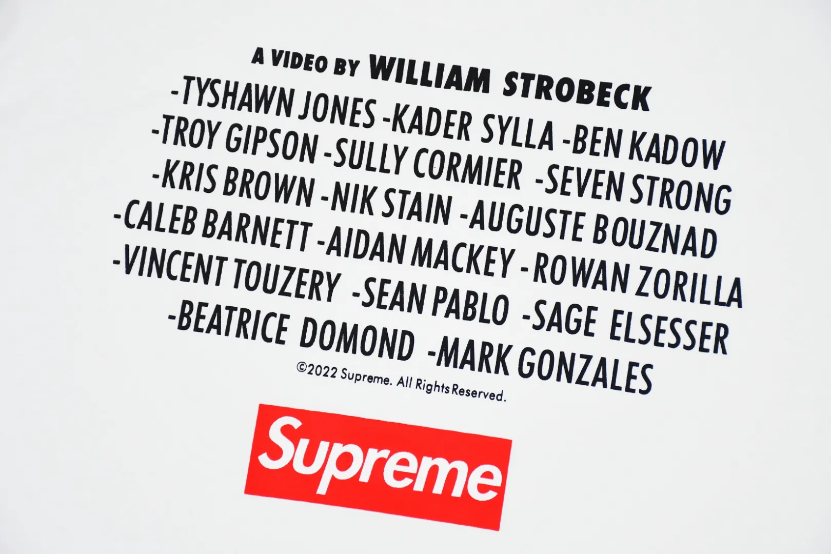 S196💰p130 Top version Supreme “Play Dead” Tee movie commemorative box logo short-sleeved T-shirt. For those of us who focus on top-level Sup products, this short-sleeved one is naturally available. It adopts cylindrical seamless technology (original technology, there are no gaps on the sides of the clothes, the key point of identification) The fabrics are all custom-woven and dyed, 280g weight, 100% cotton, cylindrical fabric. Cylindrical fabric is knitted fabric woven with a cylinder loom. The needles are distributed in a cylindrical shape on the fuselage. The gray fabric is a large cylinder that needs to be opened and shaped before it can be used further. There are no slits on the side of the clothes, so there is no washing label on the side of ordinary short-sleeves. There is only one collar label behind the neck. The printing is printed with thermosetting ink, also known as plastic. Ink, or self-adhesive ink, contains ingredients: mainly composed of polyvinyl chloride (PVC) and phthalates. PVC and phthalates, fixatives, stabilizers, and thickeners are mixed to form a thermal ink. Solid ink is not the digital direct printing advertised on the market. The printing texture of thermoset ink is something that digital direct printing cannot achieve. The collar label has a watermark anti-counterfeiting effect, a real anti-counterfeiting layer, a probability of passing the version, and a high probability of passing the original packaging picture. Size：S-XL