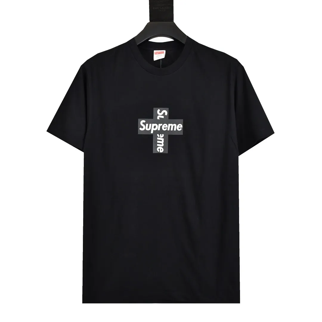 S74💰p130 Top version Supreme CROSS BOX LOGO classic letter cross short-sleeved T-shirt 1. Using cylindrical seamless technology (original technology, there are no gaps on the sides of the clothes, the key point of identification) 2. ZP replica printing uses screen printing, transparent white glue base thermoset ink glue Subdivision: thermoset oil is rough, thermoset ink is smooth The glue is added with anti-cracking agent, will not fade or crack Two layers of white paste are used as a base before coloring. The two layers of glue prevent the printing from sticking to each other, cracking and falling off. 3. Customized dyeing throughout the process. 21 counts of 280g combed cotton. The fabric is washed and treated. It feels soft and comfortable. It will not shrink after washing. The neckline is 32 counts 1 Size: S~XL