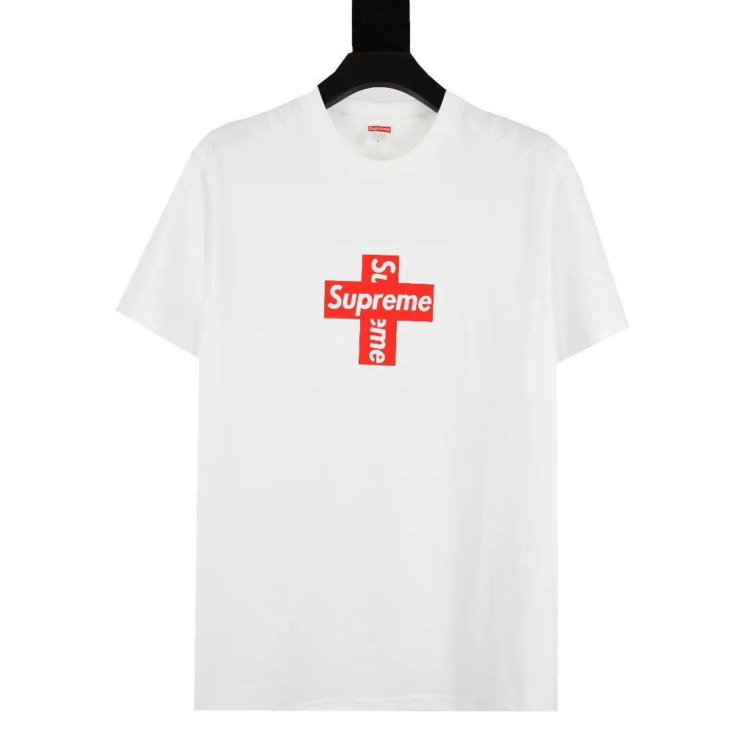 S74💰p130 Top version Supreme CROSS BOX LOGO classic letter cross short-sleeved T-shirt 1. Using cylindrical seamless technology (original technology, there are no gaps on the sides of the clothes, the key point of identification) 2. ZP replica printing uses screen printing, transparent white glue base thermoset ink glue Subdivision: thermoset oil is rough, thermoset ink is smooth The glue is added with anti-cracking agent, will not fade or crack Two layers of white paste are used as a base before coloring. The two layers of glue prevent the printing from sticking to each other, cracking and falling off. 3. Customized dyeing throughout the process. 21 counts of 280g combed cotton. The fabric is washed and treated. It feels soft and comfortable. It will not shrink after washing. The neckline is 32 counts 1 Size: S~XL