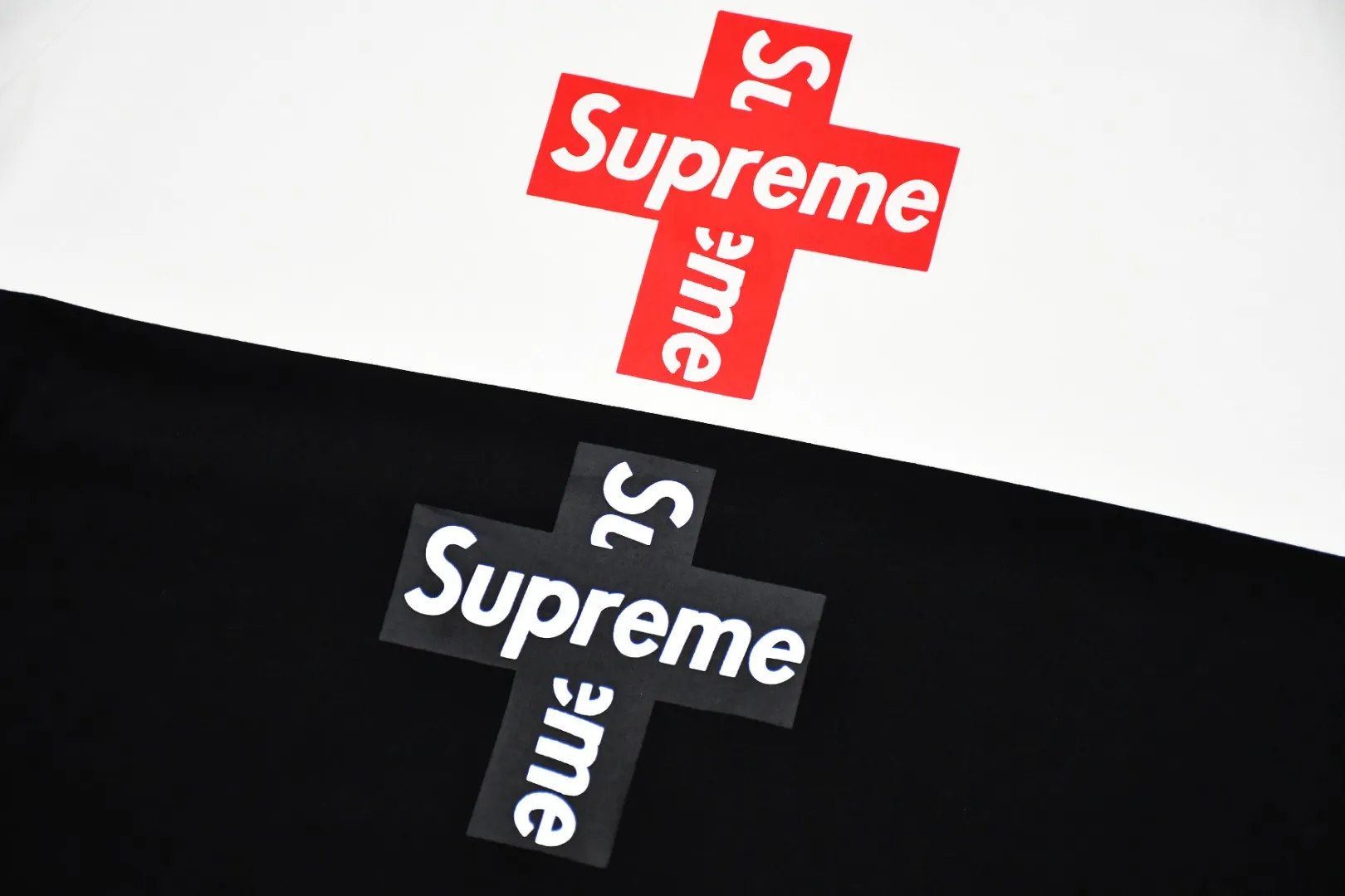 S74💰p130 Top version Supreme CROSS BOX LOGO classic letter cross short-sleeved T-shirt 1. Using cylindrical seamless technology (original technology, there are no gaps on the sides of the clothes, the key point of identification) 2. ZP replica printing uses screen printing, transparent white glue base thermoset ink glue Subdivision: thermoset oil is rough, thermoset ink is smooth The glue is added with anti-cracking agent, will not fade or crack Two layers of white paste are used as a base before coloring. The two layers of glue prevent the printing from sticking to each other, cracking and falling off. 3. Customized dyeing throughout the process. 21 counts of 280g combed cotton. The fabric is washed and treated. It feels soft and comfortable. It will not shrink after washing. The neckline is 32 counts 1 Size: S~XL