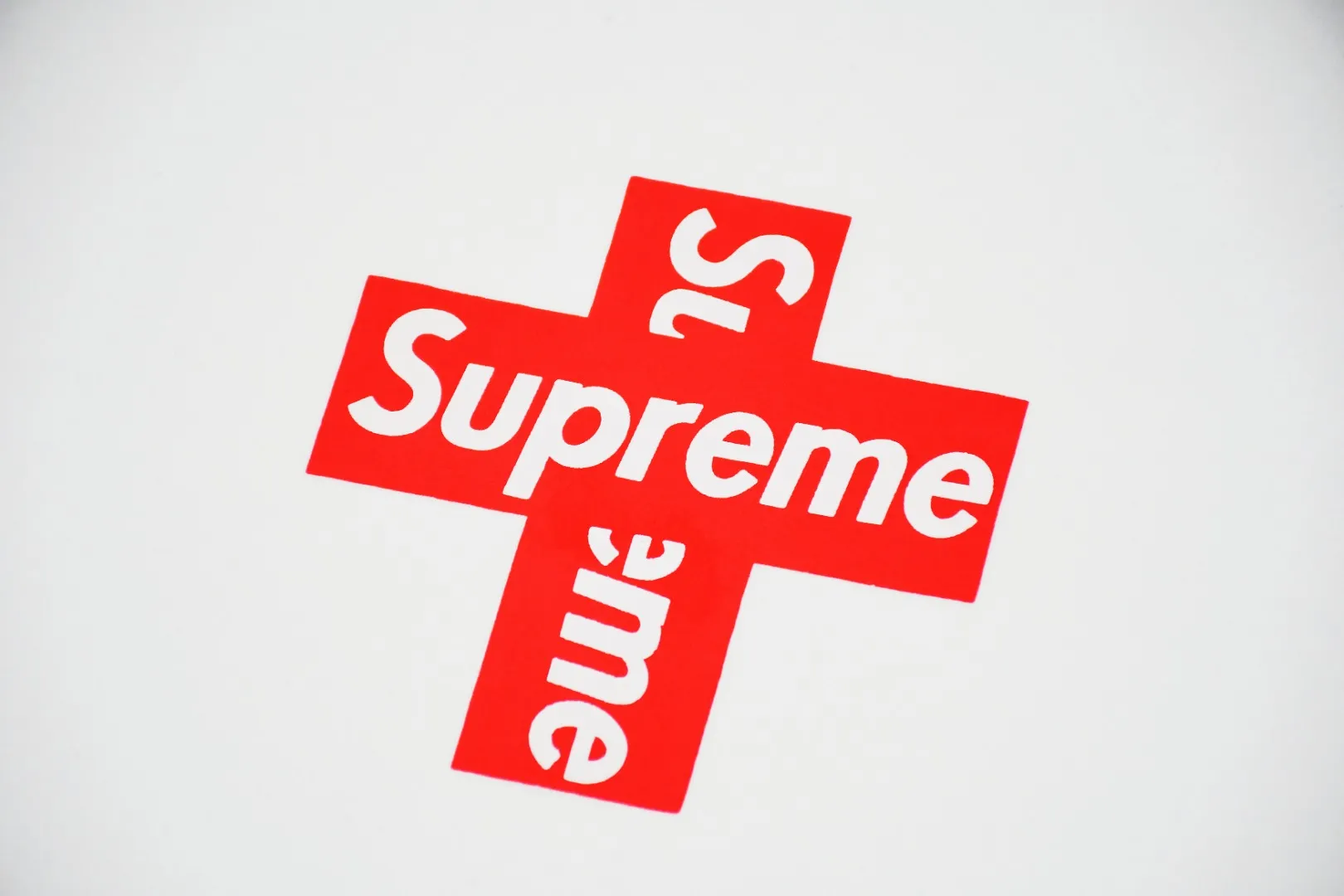 S74💰p130 Top version Supreme CROSS BOX LOGO classic letter cross short-sleeved T-shirt 1. Using cylindrical seamless technology (original technology, there are no gaps on the sides of the clothes, the key point of identification) 2. ZP replica printing uses screen printing, transparent white glue base thermoset ink glue Subdivision: thermoset oil is rough, thermoset ink is smooth The glue is added with anti-cracking agent, will not fade or crack Two layers of white paste are used as a base before coloring. The two layers of glue prevent the printing from sticking to each other, cracking and falling off. 3. Customized dyeing throughout the process. 21 counts of 280g combed cotton. The fabric is washed and treated. It feels soft and comfortable. It will not shrink after washing. The neckline is 32 counts 1 Size: S~XL