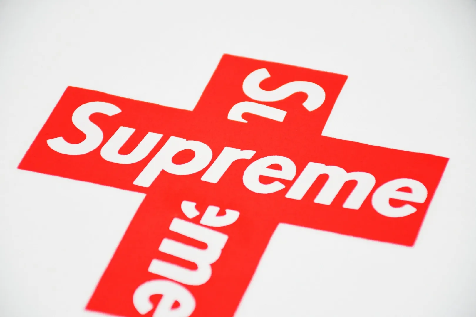 S74💰p130 Top version Supreme CROSS BOX LOGO classic letter cross short-sleeved T-shirt 1. Using cylindrical seamless technology (original technology, there are no gaps on the sides of the clothes, the key point of identification) 2. ZP replica printing uses screen printing, transparent white glue base thermoset ink glue Subdivision: thermoset oil is rough, thermoset ink is smooth The glue is added with anti-cracking agent, will not fade or crack Two layers of white paste are used as a base before coloring. The two layers of glue prevent the printing from sticking to each other, cracking and falling off. 3. Customized dyeing throughout the process. 21 counts of 280g combed cotton. The fabric is washed and treated. It feels soft and comfortable. It will not shrink after washing. The neckline is 32 counts 1 Size: S~XL