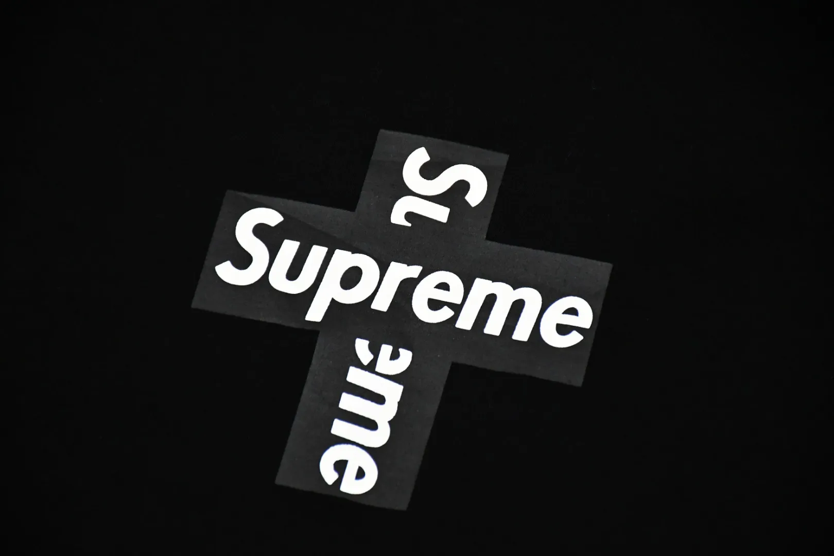 S74💰p130 Top version Supreme CROSS BOX LOGO classic letter cross short-sleeved T-shirt 1. Using cylindrical seamless technology (original technology, there are no gaps on the sides of the clothes, the key point of identification) 2. ZP replica printing uses screen printing, transparent white glue base thermoset ink glue Subdivision: thermoset oil is rough, thermoset ink is smooth The glue is added with anti-cracking agent, will not fade or crack Two layers of white paste are used as a base before coloring. The two layers of glue prevent the printing from sticking to each other, cracking and falling off. 3. Customized dyeing throughout the process. 21 counts of 280g combed cotton. The fabric is washed and treated. It feels soft and comfortable. It will not shrink after washing. The neckline is 32 counts 1 Size: S~XL
