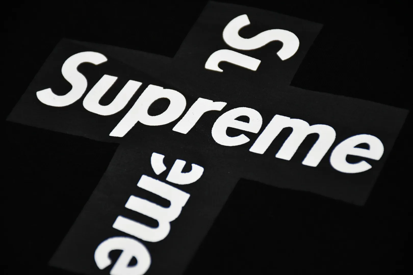 S74💰p130 Top version Supreme CROSS BOX LOGO classic letter cross short-sleeved T-shirt 1. Using cylindrical seamless technology (original technology, there are no gaps on the sides of the clothes, the key point of identification) 2. ZP replica printing uses screen printing, transparent white glue base thermoset ink glue Subdivision: thermoset oil is rough, thermoset ink is smooth The glue is added with anti-cracking agent, will not fade or crack Two layers of white paste are used as a base before coloring. The two layers of glue prevent the printing from sticking to each other, cracking and falling off. 3. Customized dyeing throughout the process. 21 counts of 280g combed cotton. The fabric is washed and treated. It feels soft and comfortable. It will not shrink after washing. The neckline is 32 counts 1 Size: S~XL