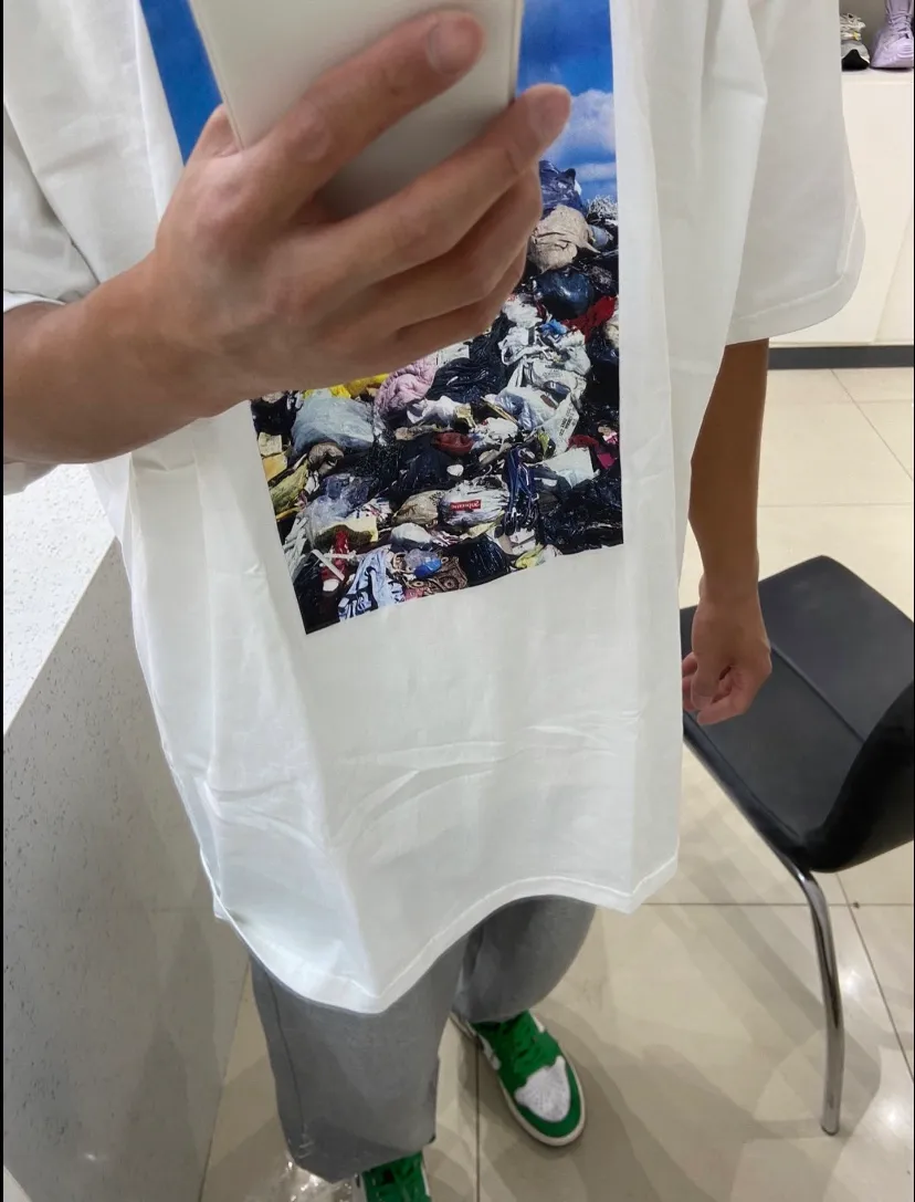 #S123 p110💰 SupremeFW22Week1Trash Tee landscape pattern printing, loose fit, using 260 grams of combed cotton double yarn, all three standards from fabrics to accessories are in compliance with ZP. Imported Matsui Company slurry printing will never crack. The whole piece adopts three-needle five-thread technology. The neckline-shoulder seam-sleeve seam is double-lined, which looks more three-dimensional and textured. The same process as the original version, classic version Feel free to compare zp. The whole piece adopts three-needle five-thread craftsmanship (neckline-shoulder seam-sleeve seam double thread, which looks more three-dimensional and textured). It has the same craftsmanship as the original original, classic version. Color: white, black, orange, gray. Size: S M L XL XXL