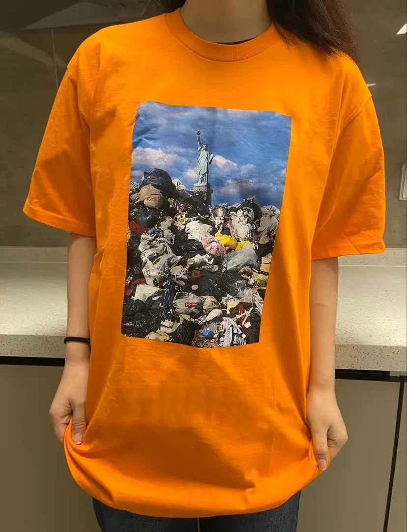 #S123 p110💰 SupremeFW22Week1Trash Tee landscape pattern printing, loose fit, using 260 grams of combed cotton double yarn, all three standards from fabrics to accessories are in compliance with ZP. Imported Matsui Company slurry printing will never crack. The whole piece adopts three-needle five-thread technology. The neckline-shoulder seam-sleeve seam is double-lined, which looks more three-dimensional and textured. The same process as the original version, classic version Feel free to compare zp. The whole piece adopts three-needle five-thread craftsmanship (neckline-shoulder seam-sleeve seam double thread, which looks more three-dimensional and textured). It has the same craftsmanship as the original original, classic version. Color: white, black, orange, gray. Size: S M L XL XXL
