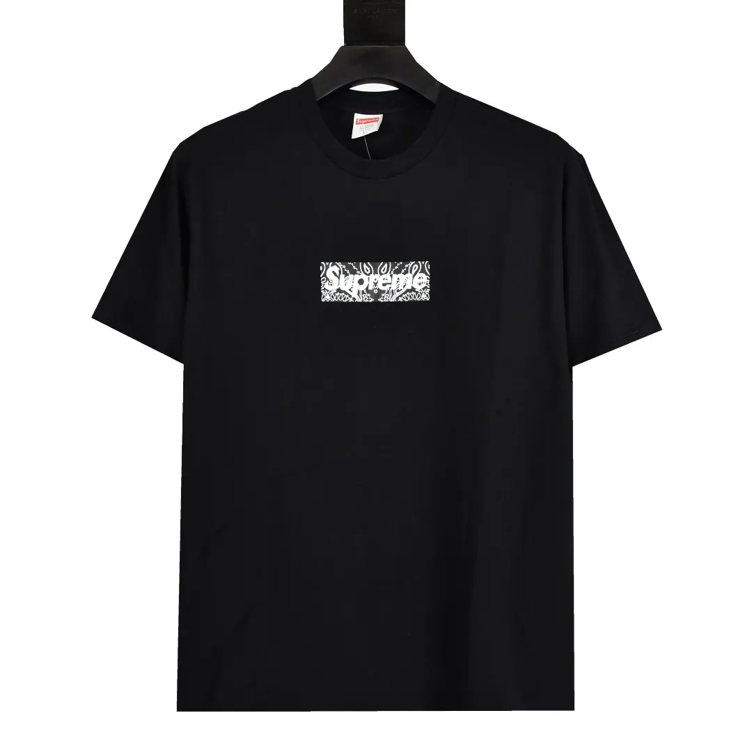 🅿️120 S16 top version Supreme 19FW Bandana Box Logo Tee cashew flower Bogo short-sleeved T-shirt using cylindrical seamless technology (original technology, no gaps on the side of the clothes, key points of identification) The fabric is made of 280 grams of 21-count imported combed cotton. The traditional barrel-woven T-shirt has no side seams. The optional 1x1 pure cotton thread has a single-color minimum order quantity of more than 1,000. The thermoset ink imported from Belgium assists the screen printing screen. Cunard fully automatic elliptical heating integrated printing machine. The white paste base is through 4 layers of color screen printing and digital direct injection. The printing integrated edge has no jagged edges. Certified label. Purple light anti-counterfeiting technology. Comes with original handbag. Color: black~white Size: S~XL