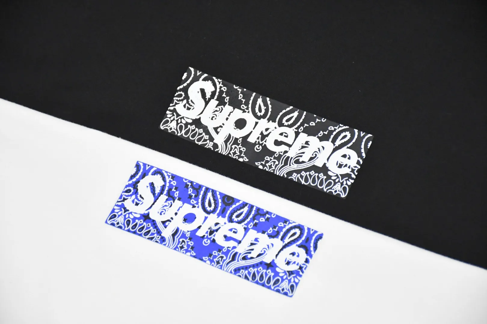 🅿️120 S16 top version Supreme 19FW Bandana Box Logo Tee cashew flower Bogo short-sleeved T-shirt using cylindrical seamless technology (original technology, no gaps on the side of the clothes, key points of identification) The fabric is made of 280 grams of 21-count imported combed cotton. The traditional barrel-woven T-shirt has no side seams. The optional 1x1 pure cotton thread has a single-color minimum order quantity of more than 1,000. The thermoset ink imported from Belgium assists the screen printing screen. Cunard fully automatic elliptical heating integrated printing machine. The white paste base is through 4 layers of color screen printing and digital direct injection. The printing integrated edge has no jagged edges. Certified label. Purple light anti-counterfeiting technology. Comes with original handbag. Color: black~white Size: S~XL