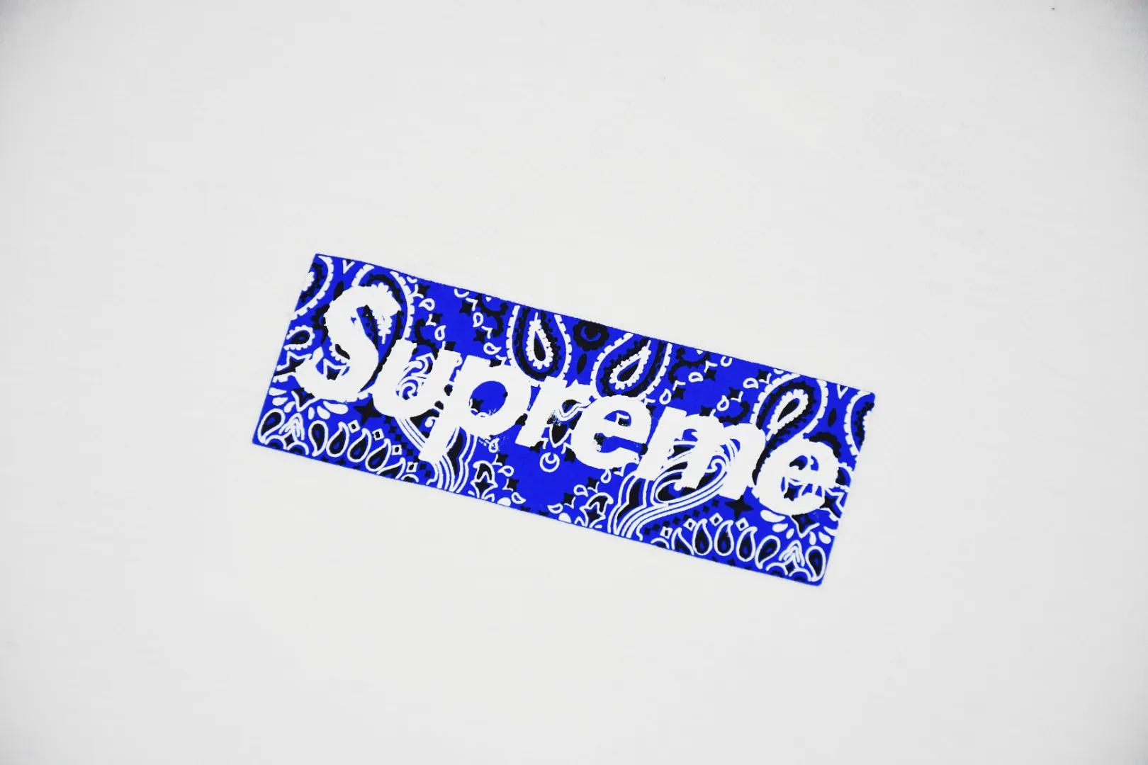 🅿️120 S16 top version Supreme 19FW Bandana Box Logo Tee cashew flower Bogo short-sleeved T-shirt using cylindrical seamless technology (original technology, no gaps on the side of the clothes, key points of identification) The fabric is made of 280 grams of 21-count imported combed cotton. The traditional barrel-woven T-shirt has no side seams. The optional 1x1 pure cotton thread has a single-color minimum order quantity of more than 1,000. The thermoset ink imported from Belgium assists the screen printing screen. Cunard fully automatic elliptical heating integrated printing machine. The white paste base is through 4 layers of color screen printing and digital direct injection. The printing integrated edge has no jagged edges. Certified label. Purple light anti-counterfeiting technology. Comes with original handbag. Color: black~white Size: S~XL