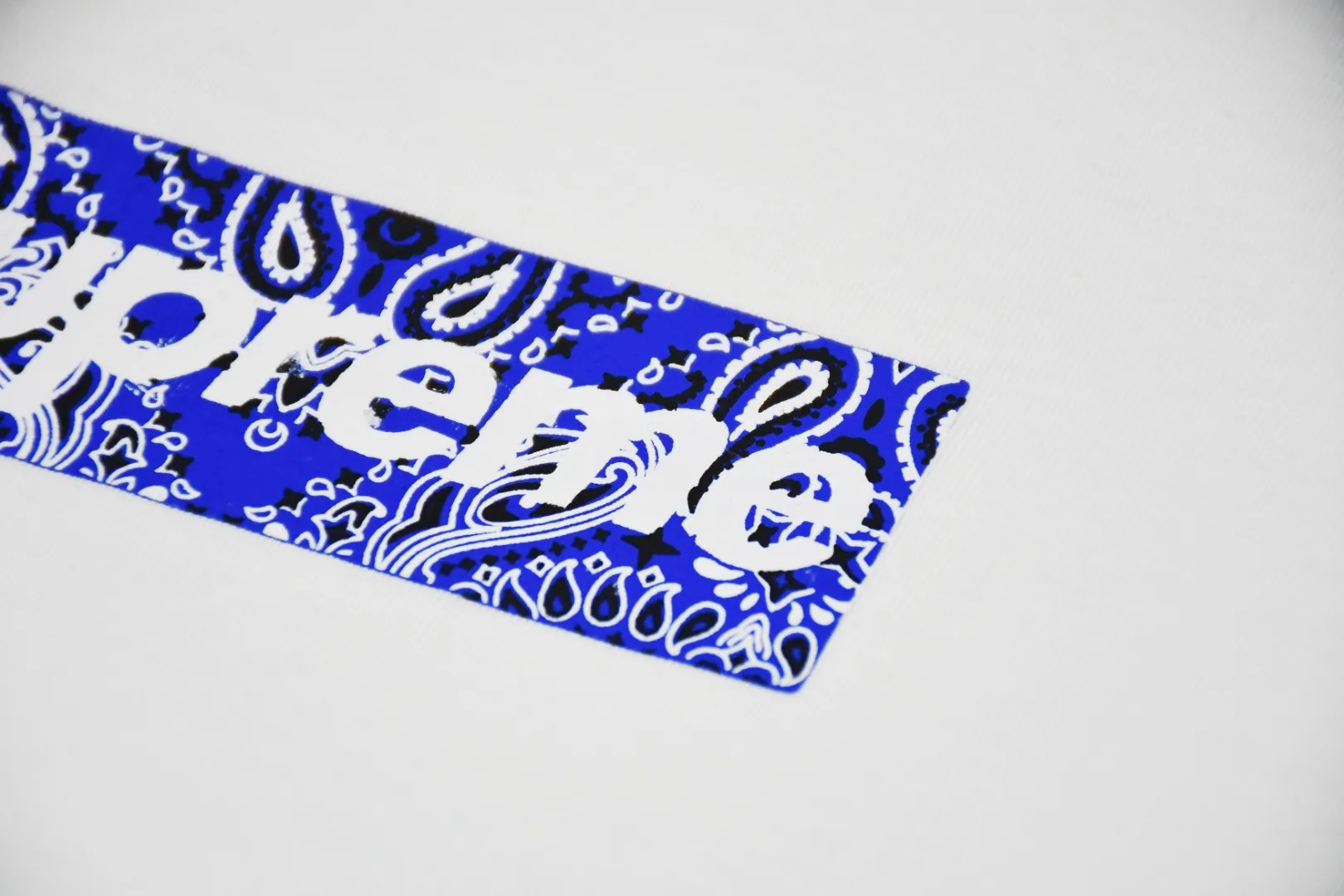🅿️120 S16 top version Supreme 19FW Bandana Box Logo Tee cashew flower Bogo short-sleeved T-shirt using cylindrical seamless technology (original technology, no gaps on the side of the clothes, key points of identification) The fabric is made of 280 grams of 21-count imported combed cotton. The traditional barrel-woven T-shirt has no side seams. The optional 1x1 pure cotton thread has a single-color minimum order quantity of more than 1,000. The thermoset ink imported from Belgium assists the screen printing screen. Cunard fully automatic elliptical heating integrated printing machine. The white paste base is through 4 layers of color screen printing and digital direct injection. The printing integrated edge has no jagged edges. Certified label. Purple light anti-counterfeiting technology. Comes with original handbag. Color: black~white Size: S~XL