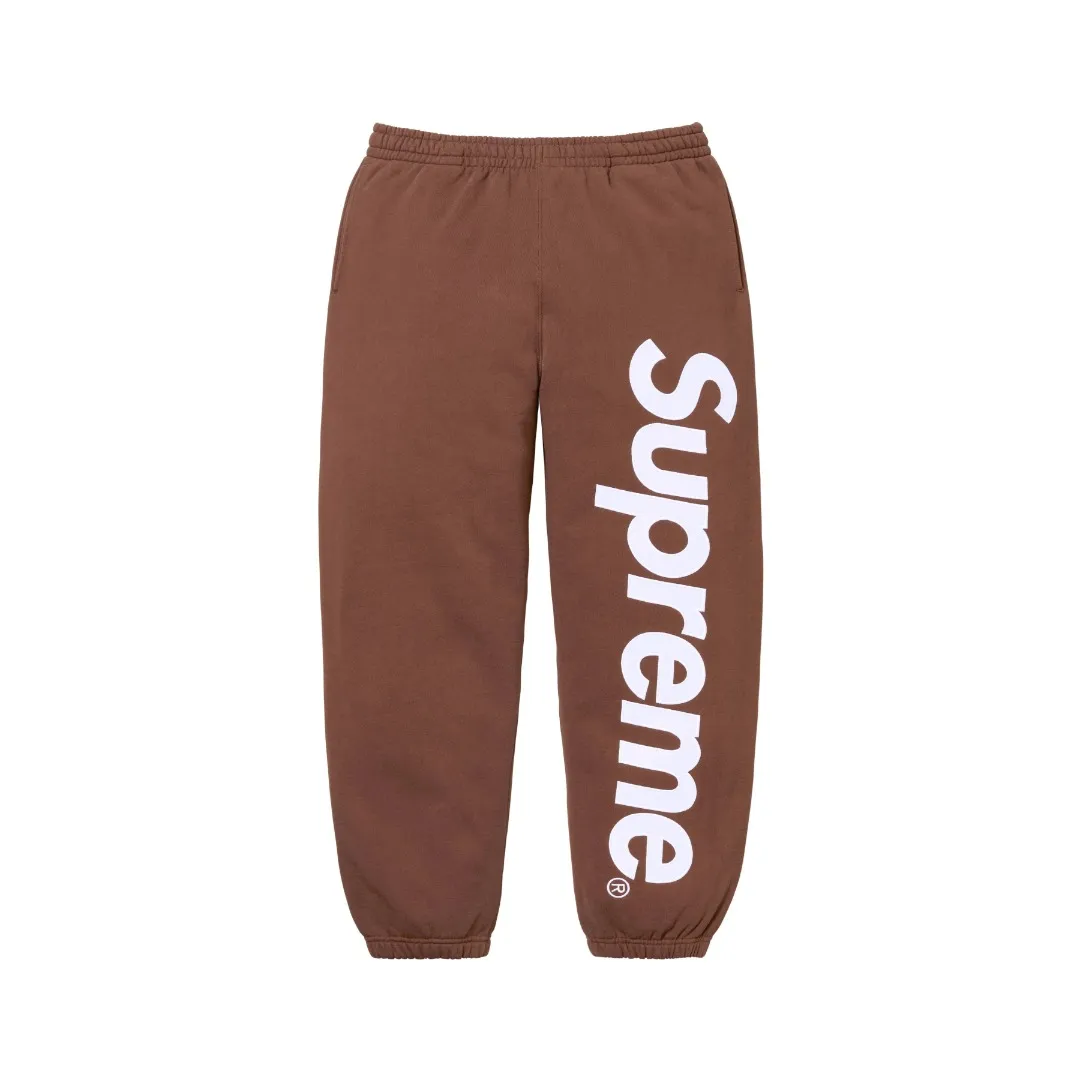S516💰p290 Top version Supreme 22FW Satin Applique Sweatpant patch embroidered large logo plus velvet sweatpants. For those of us who focus on top Supreme, this sweatpants is naturally available at hand. ZP purchase and pattern making operation 1. Fabric: ZP testing, custom woven and dyed, pure cotton 430G plus velvet main fabric, horizontal cutting 2. Embroidery: embroidery equipment The BEKS-Y924 machine is used for operation (a level higher than Tajima embroidery machine). The embroidery thickness, saturation and size are all consistent with ZP. 3. Sewing process: Four-needle and six-thread boneless splicing technology is used in twelve places of the whole garment. Processed by a senior foreign trade factory (cannot be done by ordinary factories) 4. Customized ZP main label/washing mark/tag/packaging bag (equipped with an extra large thickened handbag) Color: black and white/black/grey/navy/red/green/brown Size: S/M/L/XL