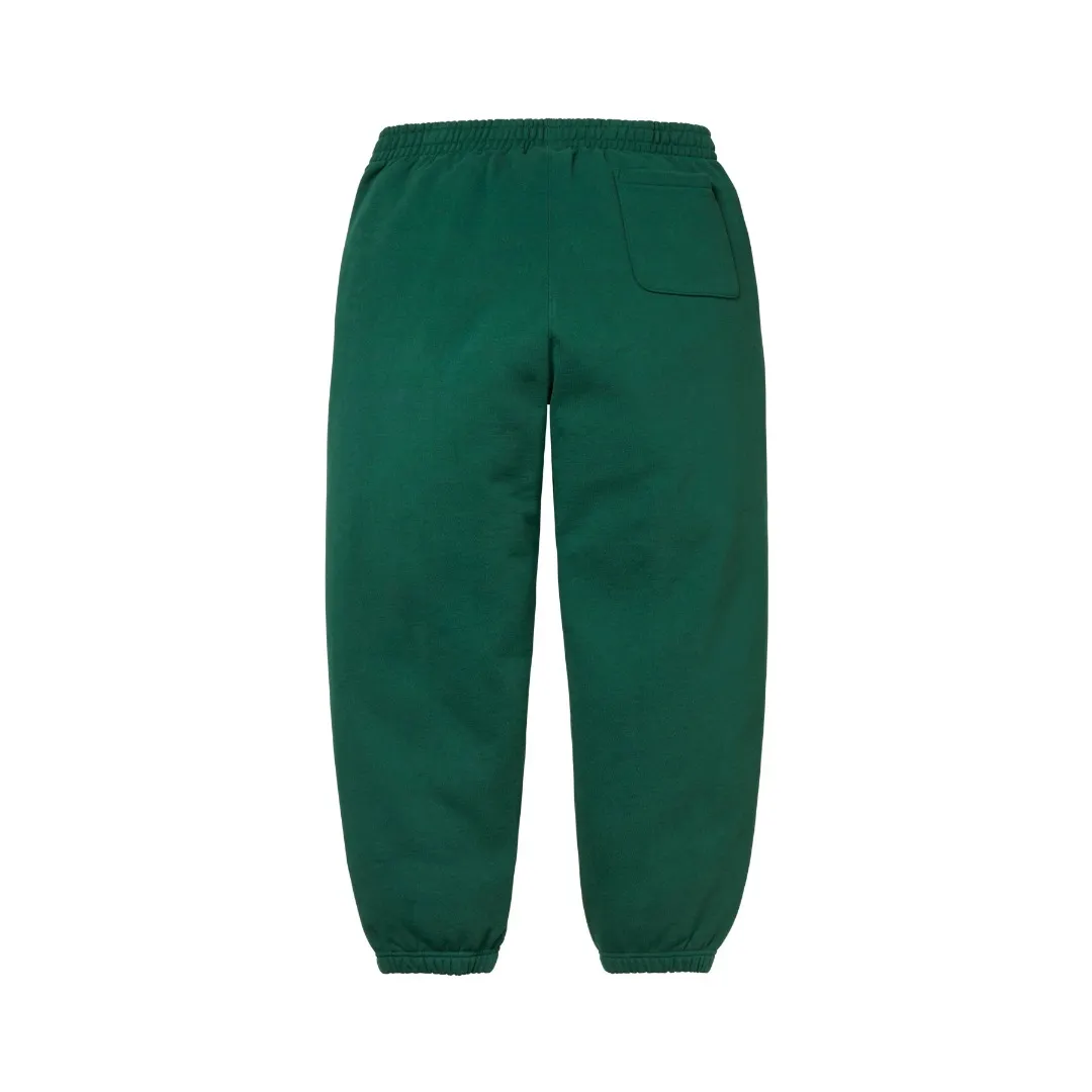 S516💰p290 Top version Supreme 22FW Satin Applique Sweatpant patch embroidered large logo plus velvet sweatpants. For those of us who focus on top Supreme, this sweatpants is naturally available at hand. ZP purchase and pattern making operation 1. Fabric: ZP testing, custom woven and dyed, pure cotton 430G plus velvet main fabric, horizontal cutting 2. Embroidery: embroidery equipment The BEKS-Y924 machine is used for operation (a level higher than Tajima embroidery machine). The embroidery thickness, saturation and size are all consistent with ZP. 3. Sewing process: Four-needle and six-thread boneless splicing technology is used in twelve places of the whole garment. Processed by a senior foreign trade factory (cannot be done by ordinary factories) 4. Customized ZP main label/washing mark/tag/packaging bag (equipped with an extra large thickened handbag) Color: black and white/black/grey/navy/red/green/brown Size: S/M/L/XL
