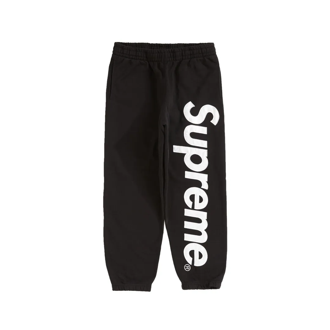 S516💰p290 Top version Supreme 22FW Satin Applique Sweatpant patch embroidered large logo plus velvet sweatpants. For those of us who focus on top Supreme, this sweatpants is naturally available at hand. ZP purchase and pattern making operation 1. Fabric: ZP testing, custom woven and dyed, pure cotton 430G plus velvet main fabric, horizontal cutting 2. Embroidery: embroidery equipment The BEKS-Y924 machine is used for operation (a level higher than Tajima embroidery machine). The embroidery thickness, saturation and size are all consistent with ZP. 3. Sewing process: Four-needle and six-thread boneless splicing technology is used in twelve places of the whole garment. Processed by a senior foreign trade factory (cannot be done by ordinary factories) 4. Customized ZP main label/washing mark/tag/packaging bag (equipped with an extra large thickened handbag) Color: black and white/black/grey/navy/red/green/brown Size: S/M/L/XL