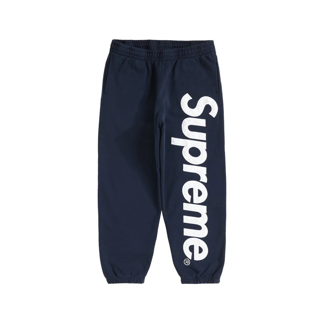 S516💰p290 Top version Supreme 22FW Satin Applique Sweatpant patch embroidered large logo plus velvet sweatpants. For those of us who focus on top Supreme, this sweatpants is naturally available at hand. ZP purchase and pattern making operation 1. Fabric: ZP testing, custom woven and dyed, pure cotton 430G plus velvet main fabric, horizontal cutting 2. Embroidery: embroidery equipment The BEKS-Y924 machine is used for operation (a level higher than Tajima embroidery machine). The embroidery thickness, saturation and size are all consistent with ZP. 3. Sewing process: Four-needle and six-thread boneless splicing technology is used in twelve places of the whole garment. Processed by a senior foreign trade factory (cannot be done by ordinary factories) 4. Customized ZP main label/washing mark/tag/packaging bag (equipped with an extra large thickened handbag) Color: black and white/black/grey/navy/red/green/brown Size: S/M/L/XL