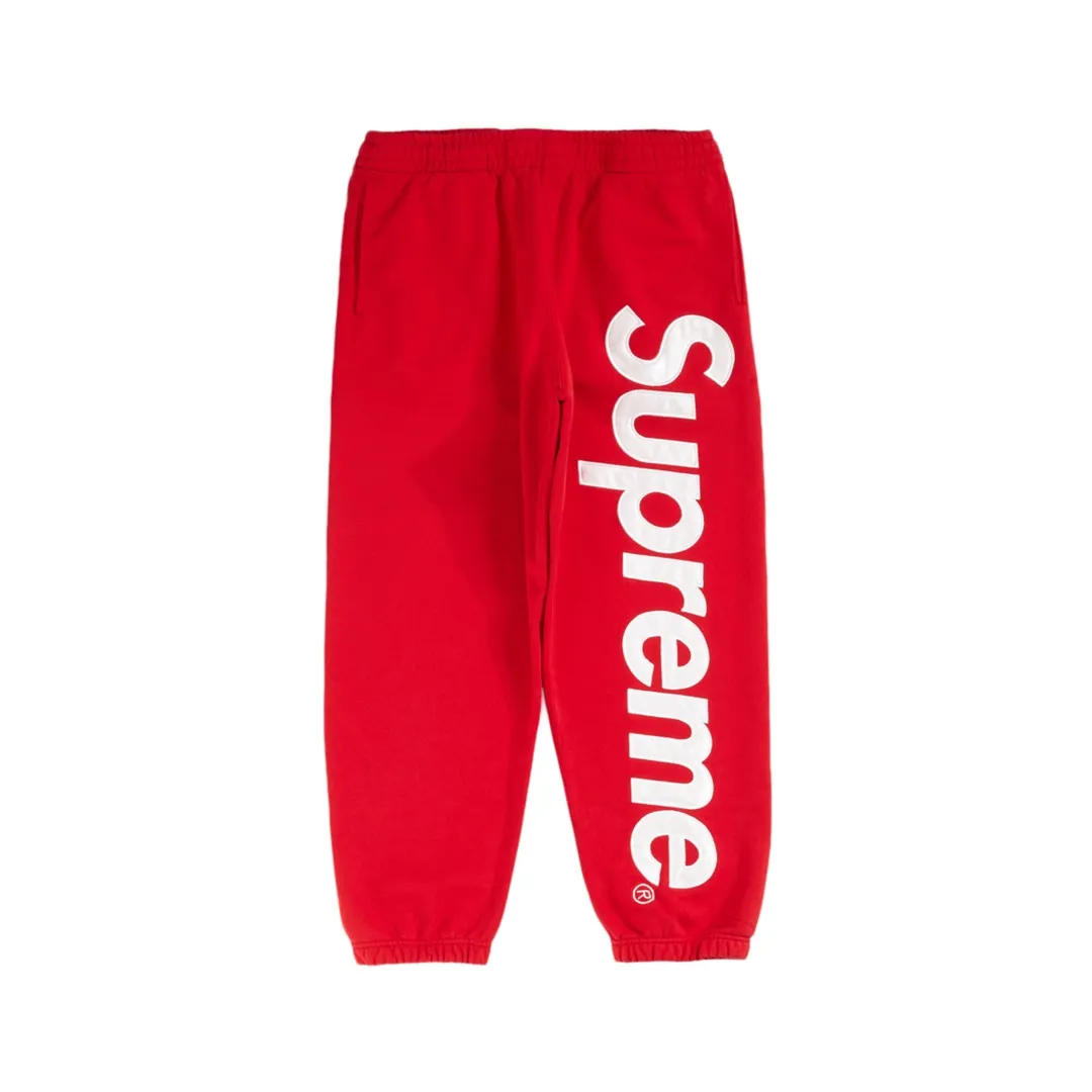 S516💰p290 Top version Supreme 22FW Satin Applique Sweatpant patch embroidered large logo plus velvet sweatpants. For those of us who focus on top Supreme, this sweatpants is naturally available at hand. ZP purchase and pattern making operation 1. Fabric: ZP testing, custom woven and dyed, pure cotton 430G plus velvet main fabric, horizontal cutting 2. Embroidery: embroidery equipment The BEKS-Y924 machine is used for operation (a level higher than Tajima embroidery machine). The embroidery thickness, saturation and size are all consistent with ZP. 3. Sewing process: Four-needle and six-thread boneless splicing technology is used in twelve places of the whole garment. Processed by a senior foreign trade factory (cannot be done by ordinary factories) 4. Customized ZP main label/washing mark/tag/packaging bag (equipped with an extra large thickened handbag) Color: black and white/black/grey/navy/red/green/brown Size: S/M/L/XL