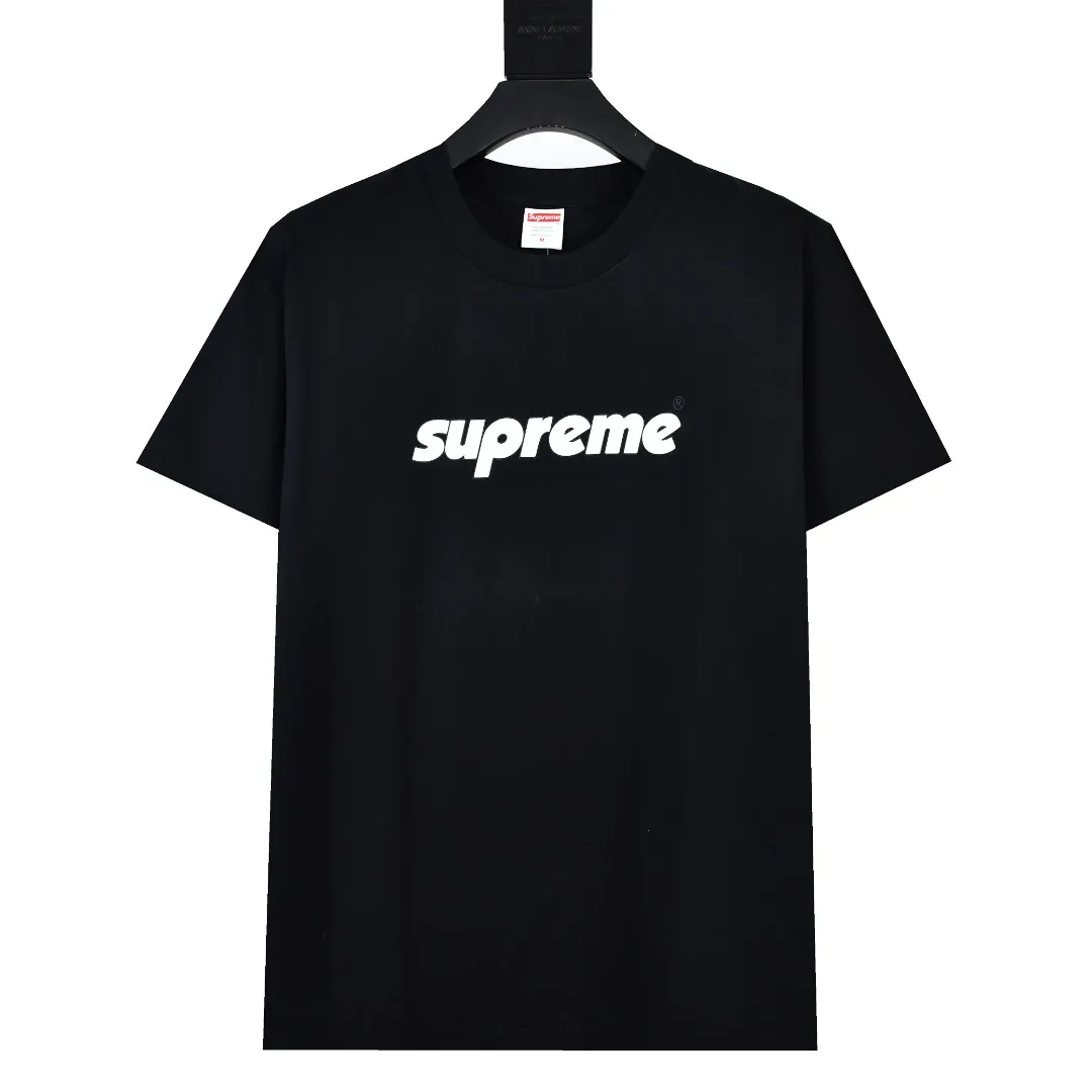 🅿️120 S157 top version Supreme 24ss RPINLINE Logo printed short-sleeved T-shirt. Refuse to look at pictures to make goods. Refuse to compare with wrong versions. Use cylindrical seamless process (original process, there is no stitching bone on the side of the clothes, the key point of identification) The fabrics are all custom-woven and dyed, 280g weight, 100% cotton, cylindrical fabric. Cylindrical fabric is a knitted fabric woven with a cylinder loom. The needles are distributed in a cylindrical shape on the fuselage. The gray fabric is a large cylinder, which needs to be opened and shaped before it can be used further. There are no slits on the side of the clothes, so there is no washing label on the side of ordinary short-sleeves. There is only one collar label behind the neck. The printing uses thermosetting ink printing imported from Belgium (different from conventional thermal transfer printing), also known as plastic ink, or self-adhesive ink. Its ingredients are: mainly composed of polyvinyl chloride (PVC) and phthalates. PVC and phthalates, solid color The thermoset ink is composed of a mixture of agents, stabilizers, and thickeners. It is not the digital direct printing advertised on the market. The printing texture of thermoset ink cannot be achieved by digital direct printing. The collar label has a watermark anti-counterfeiting effect, a real anti-counterfeiting layer, a version with a high probability of passing the inspection, and a high probability of passing the original packaging picture. Size：S-XL