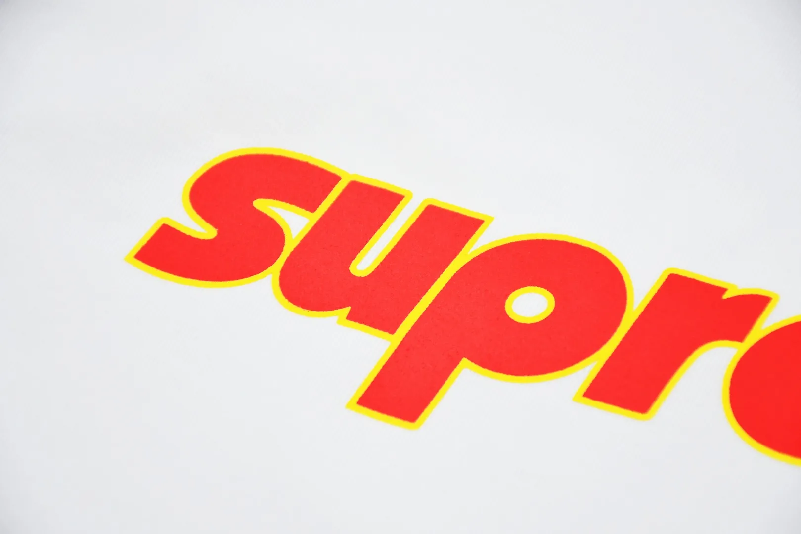 🅿️120 S157 top version Supreme 24ss RPINLINE Logo printed short-sleeved T-shirt. Refuse to look at pictures to make goods. Refuse to compare with wrong versions. Use cylindrical seamless process (original process, there is no stitching bone on the side of the clothes, the key point of identification) The fabrics are all custom-woven and dyed, 280g weight, 100% cotton, cylindrical fabric. Cylindrical fabric is a knitted fabric woven with a cylinder loom. The needles are distributed in a cylindrical shape on the fuselage. The gray fabric is a large cylinder, which needs to be opened and shaped before it can be used further. There are no slits on the side of the clothes, so there is no washing label on the side of ordinary short-sleeves. There is only one collar label behind the neck. The printing uses thermosetting ink printing imported from Belgium (different from conventional thermal transfer printing), also known as plastic ink, or self-adhesive ink. Its ingredients are: mainly composed of polyvinyl chloride (PVC) and phthalates. PVC and phthalates, solid color The thermoset ink is composed of a mixture of agents, stabilizers, and thickeners. It is not the digital direct printing advertised on the market. The printing texture of thermoset ink cannot be achieved by digital direct printing. The collar label has a watermark anti-counterfeiting effect, a real anti-counterfeiting layer, a version with a high probability of passing the inspection, and a high probability of passing the original packaging picture. Size：S-XL