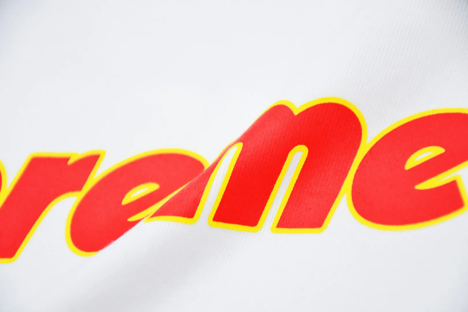 🅿️120 S157 top version Supreme 24ss RPINLINE Logo printed short-sleeved T-shirt. Refuse to look at pictures to make goods. Refuse to compare with wrong versions. Use cylindrical seamless process (original process, there is no stitching bone on the side of the clothes, the key point of identification) The fabrics are all custom-woven and dyed, 280g weight, 100% cotton, cylindrical fabric. Cylindrical fabric is a knitted fabric woven with a cylinder loom. The needles are distributed in a cylindrical shape on the fuselage. The gray fabric is a large cylinder, which needs to be opened and shaped before it can be used further. There are no slits on the side of the clothes, so there is no washing label on the side of ordinary short-sleeves. There is only one collar label behind the neck. The printing uses thermosetting ink printing imported from Belgium (different from conventional thermal transfer printing), also known as plastic ink, or self-adhesive ink. Its ingredients are: mainly composed of polyvinyl chloride (PVC) and phthalates. PVC and phthalates, solid color The thermoset ink is composed of a mixture of agents, stabilizers, and thickeners. It is not the digital direct printing advertised on the market. The printing texture of thermoset ink cannot be achieved by digital direct printing. The collar label has a watermark anti-counterfeiting effect, a real anti-counterfeiting layer, a version with a high probability of passing the inspection, and a high probability of passing the original packaging picture. Size：S-XL