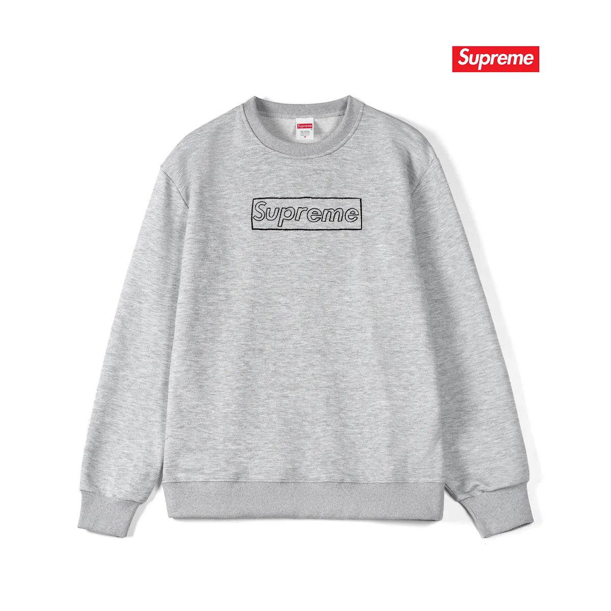 Style No. S1077 #terry p150💰 Velvet 160💰 Supreme Week 18 x KAWS Joint Chalk Logo Tee Chalk Letter Box Solid Logo Print Round Neck Sweatshirt Made of 400g large terry (drop shoulder large version) fabric Soft texture and no pilling Imported environmentally friendly printing glue The pattern is bright and three-dimensional Quality💥Same style for men and women The upper body is trendy Color: Black White Gray Size: S M L XL XXL