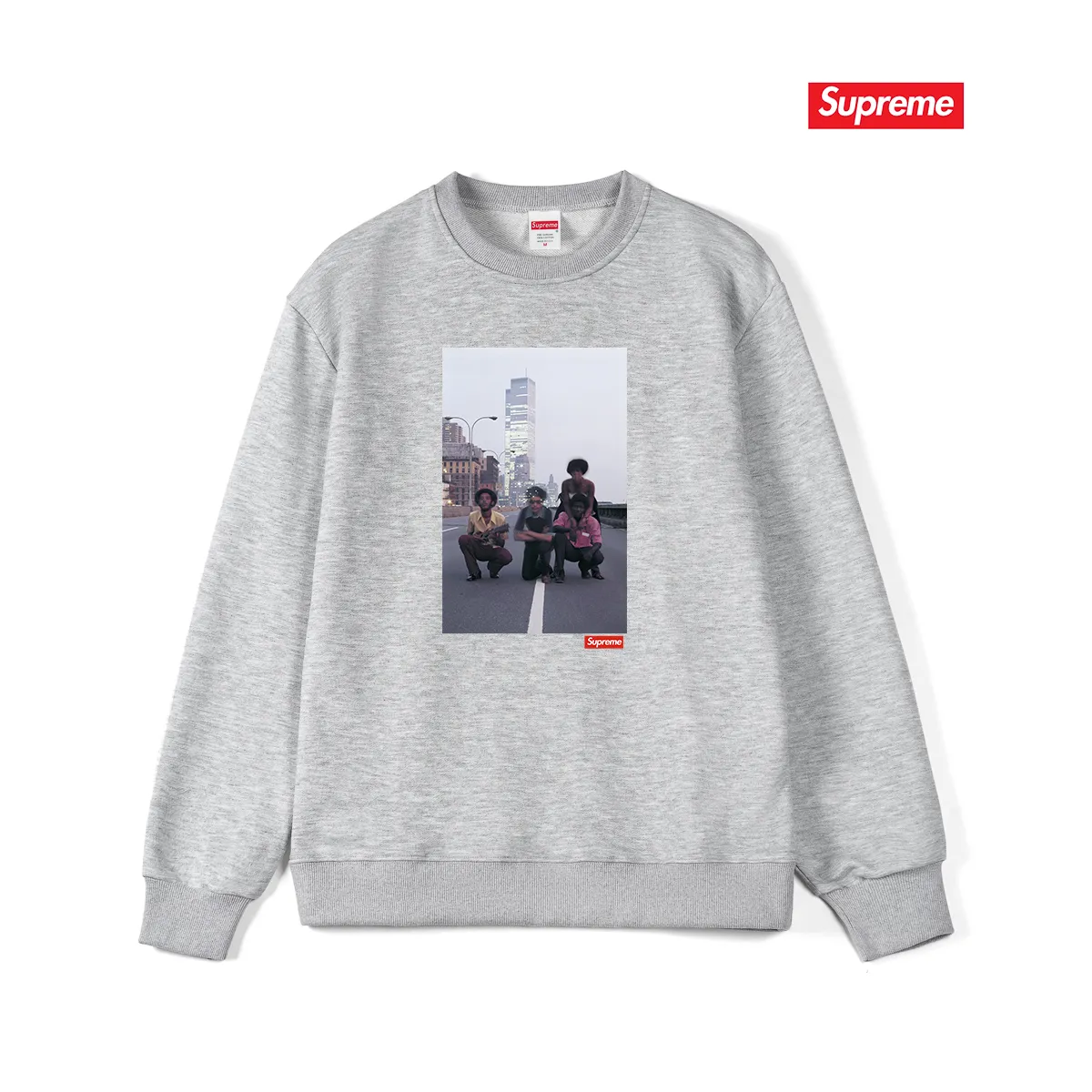 Style No. S1015 #terry p150💰 Velvet 160💰 Supreme Week 18 Augustus Pablo Tee reggae band character print round neck sweatshirt Made of 400g large terry (drop shoulder large version) fabric, soft texture and no pilling Imported environmentally friendly printing glue The pattern is bright and three-dimensional Quality 💥Same style for men and women The upper body is fashionable Color: black white gray Size: S M L XL XXL
