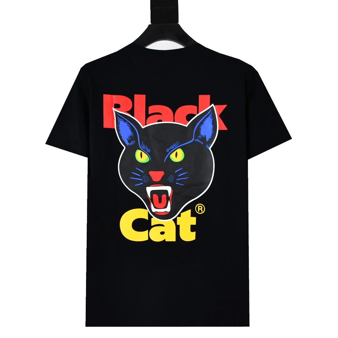 S382💰p150 Top version Supreme 24ss BLACK CAT black cat print short-sleeved T-shirt. Refuse to look at pictures to make products. Refuse to compare wrong versions. Use cylindrical seamless process (original process. There are no stitched bones on the side of the clothes. Key points of identification) The fabrics are all custom-woven and dyed, 280g weight, 100% cotton, cylindrical fabric. Cylindrical fabric is a knitted fabric woven with a cylinder loom. The needles are distributed in a cylindrical shape on the fuselage. The gray fabric is a large cylinder, which needs to be opened and shaped before it can be used further. There are no slits on the side of the clothes, so there is no washing label on the side of ordinary short-sleeves. There is only one collar label behind the neck. The printing uses thermosetting ink printing imported from Belgium (different from conventional heat transfer printing), also known as plastic ink, or self-adhesive ink. Its ingredients are: mainly composed of polyvinyl chloride (PVC) and phthalates. PVC and phthalates, solid color The thermosetting ink is composed of a mixture of agents, stabilizers, and thickeners. It is not the digital direct printing marketed on the market. The printing texture of thermosetting ink cannot be achieved by digital direct printing. The collar label has a watermark anti-counterfeiting effect, a real anti-counterfeiting layer, a version with a high probability of passing the inspection, and the original packaging picture has a high probability of passing the test. Size：S-XL