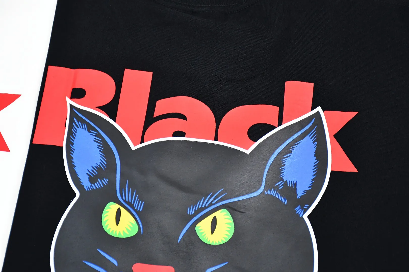 S382💰p150 Top version Supreme 24ss BLACK CAT black cat print short-sleeved T-shirt. Refuse to look at pictures to make products. Refuse to compare wrong versions. Use cylindrical seamless process (original process. There are no stitched bones on the side of the clothes. Key points of identification) The fabrics are all custom-woven and dyed, 280g weight, 100% cotton, cylindrical fabric. Cylindrical fabric is a knitted fabric woven with a cylinder loom. The needles are distributed in a cylindrical shape on the fuselage. The gray fabric is a large cylinder, which needs to be opened and shaped before it can be used further. There are no slits on the side of the clothes, so there is no washing label on the side of ordinary short-sleeves. There is only one collar label behind the neck. The printing uses thermosetting ink printing imported from Belgium (different from conventional heat transfer printing), also known as plastic ink, or self-adhesive ink. Its ingredients are: mainly composed of polyvinyl chloride (PVC) and phthalates. PVC and phthalates, solid color The thermosetting ink is composed of a mixture of agents, stabilizers, and thickeners. It is not the digital direct printing marketed on the market. The printing texture of thermosetting ink cannot be achieved by digital direct printing. The collar label has a watermark anti-counterfeiting effect, a real anti-counterfeiting layer, a version with a high probability of passing the inspection, and the original packaging picture has a high probability of passing the test. Size：S-XL