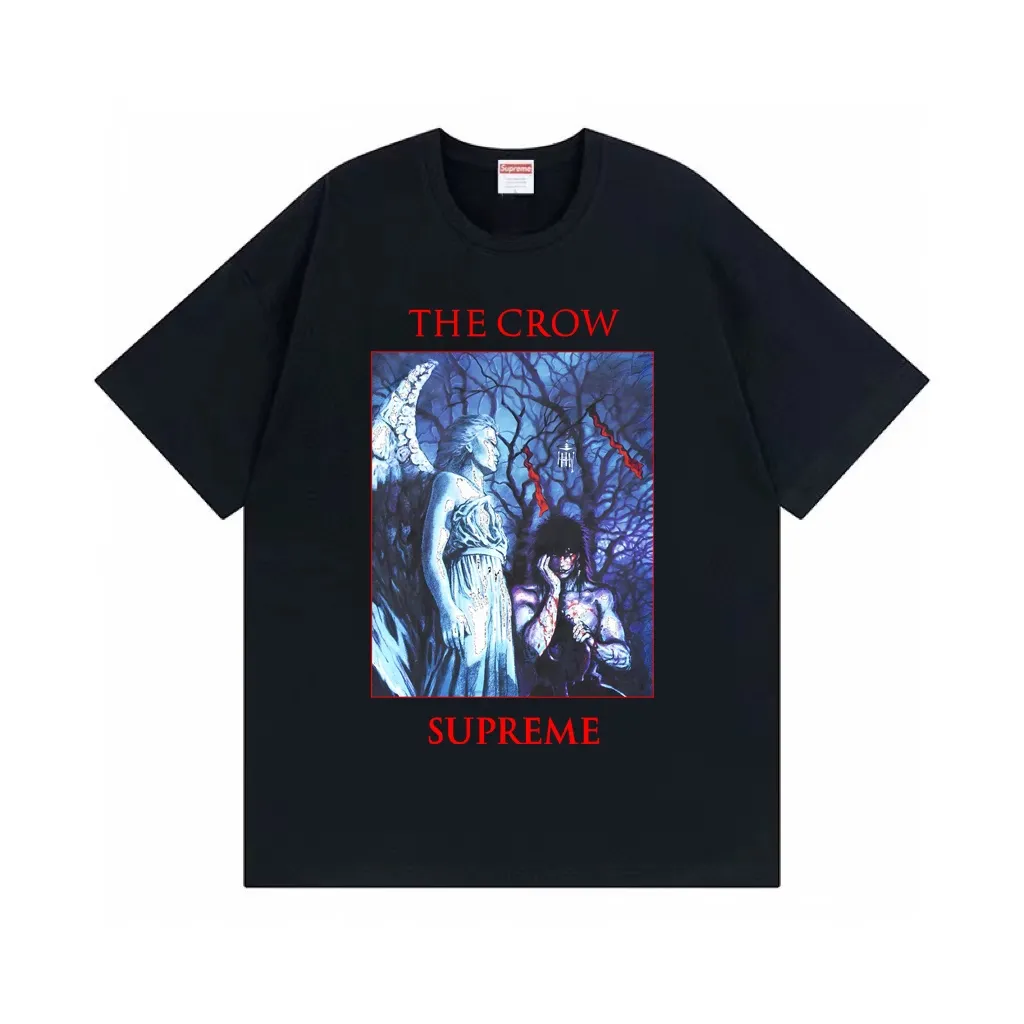 #S105 p110💰 Supreme Week4 xThe Crow co-branded Tee crow angel devil pattern print Loose fit Made of 260g combed cotton double yarn From fabrics to accessories, all three standards are complete and follow ZP Imported Matsui company slurry printing will never crack The whole piece adopts three-needle five-thread technology (neckline-shoulder seam-sleeve seam double line, looks more three-dimensional and textured) The same craftsmanship as the original version, classic version Feel free to compare zp. The whole piece adopts three-needle five-thread craftsmanship (neckline-shoulder seam-sleeve seam double thread, which looks more three-dimensional and textured). It has the same craftsmanship as the original original, classic version. Color: White, Black, Dark Green, Purple. Size: S M L XL XXL
