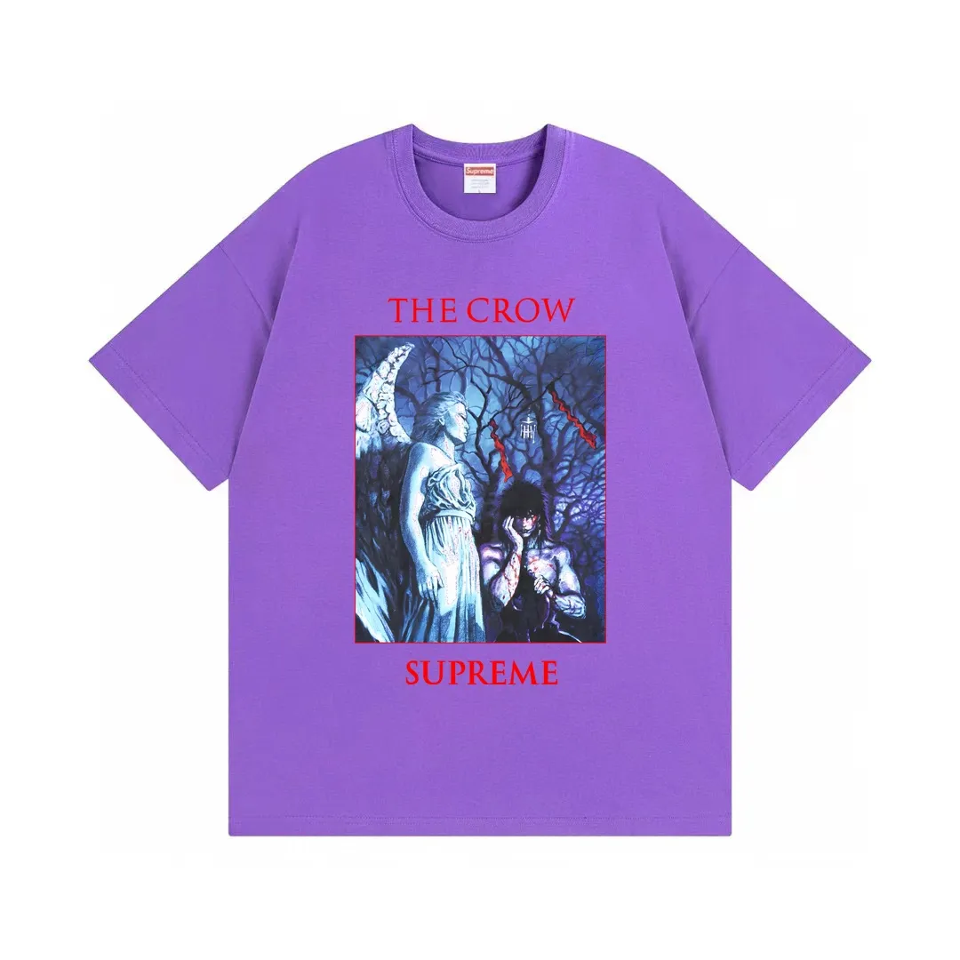 #S105 p110💰 Supreme Week4 xThe Crow co-branded Tee crow angel devil pattern print Loose fit Made of 260g combed cotton double yarn From fabrics to accessories, all three standards are complete and follow ZP Imported Matsui company slurry printing will never crack The whole piece adopts three-needle five-thread technology (neckline-shoulder seam-sleeve seam double line, looks more three-dimensional and textured) The same craftsmanship as the original version, classic version Feel free to compare zp. The whole piece adopts three-needle five-thread craftsmanship (neckline-shoulder seam-sleeve seam double thread, which looks more three-dimensional and textured). It has the same craftsmanship as the original original, classic version. Color: White, Black, Dark Green, Purple. Size: S M L XL XXL
