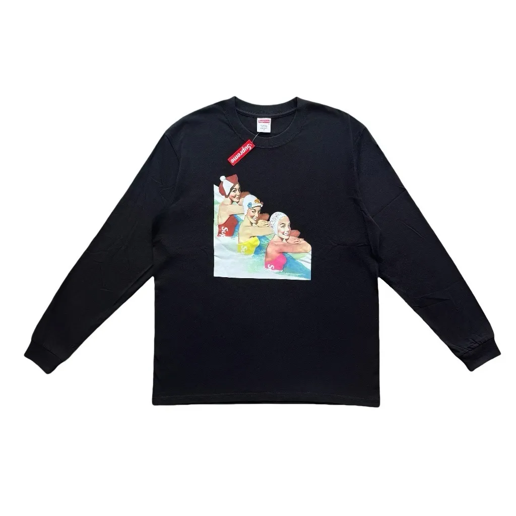 P140 Supreme SS18 Swimmers Tee Black printed long-sleeved T-shirt, same style for men and women, black and white, using cylindrical seamless technology (original technology, there are no stitching bones on the side of the clothes, key points of identification) Fabric: All custom-woven and dyed, 280g weight, 100% cotton, cylindrical cloth, cylindrical cloth is knitted fabric woven with a cylinder loom, the needles are distributed in a cylindrical shape on the fuselage, and the gray fabric is a large cylinder It needs to be opened and shaped before it can be used further. There is no slit on the side of the clothes, so there is no washing label on the side of ordinary short-sleeved clothes. There is only one collar label behind the neck, so the shape is very correct and not easy to deform (color: black and white)