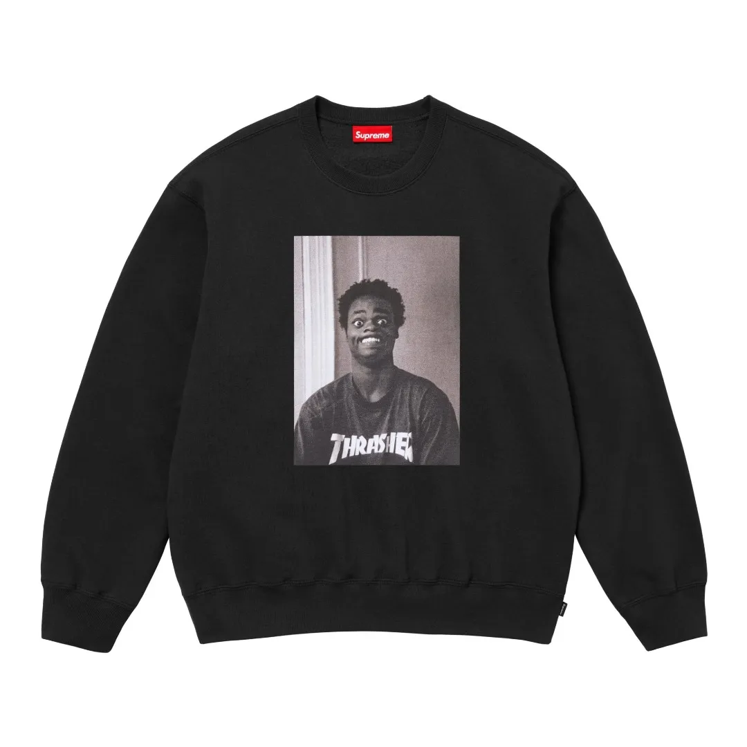🅿️260 S257 top version SUPREME®/THRASHER® CREWNECK FW24 flame co-branded character printed round neck velvet sweatshirt 1. Fabric: ZP testing, custom weaving and dyeing, pure cotton 460G plus velvet main fabric, horizontal cutting 520G 2X2 thread 2. Printing: Printing uses thermoset ink printing, also known as plastic ink, or self-adhesive ink. Its ingredients are: mainly composed of polyvinyl chloride (PVC) and phthalates. PVC and phthalates, color fixing agents, stabilizers, and thickeners are mixed to form thermoset ink. It is not the digital direct printing promoted on the market. The printing texture of thermoset ink cannot be achieved by digital direct printing. 3. Sewing process: Twelve places of the whole garment are made of boneless splicing technology, processed by experienced foreign trade factories (ordinary factories cannot do it) 4. Hem and cuffs: all use 520G inelastic threads (low-end products use elastic threads to cause the hem and cuffs to appear wavy) 5. Customized ZP main label/wash water label/hangtag/packaging bag (equipped with an extra-large thickened handbag) Size: S~XL